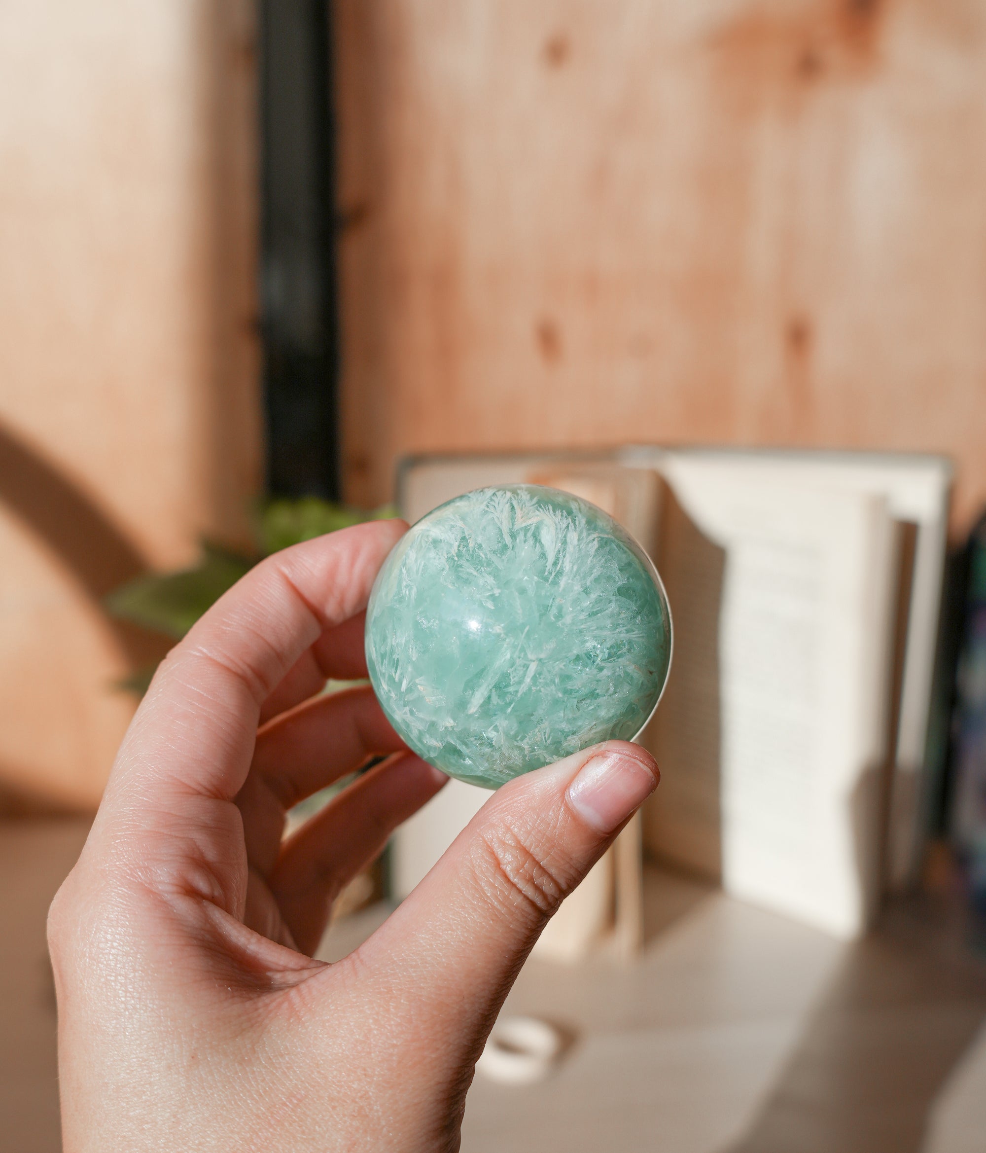 Esfera de Fluorita con Plumas – Intuición, Belleza y Energía Sutil