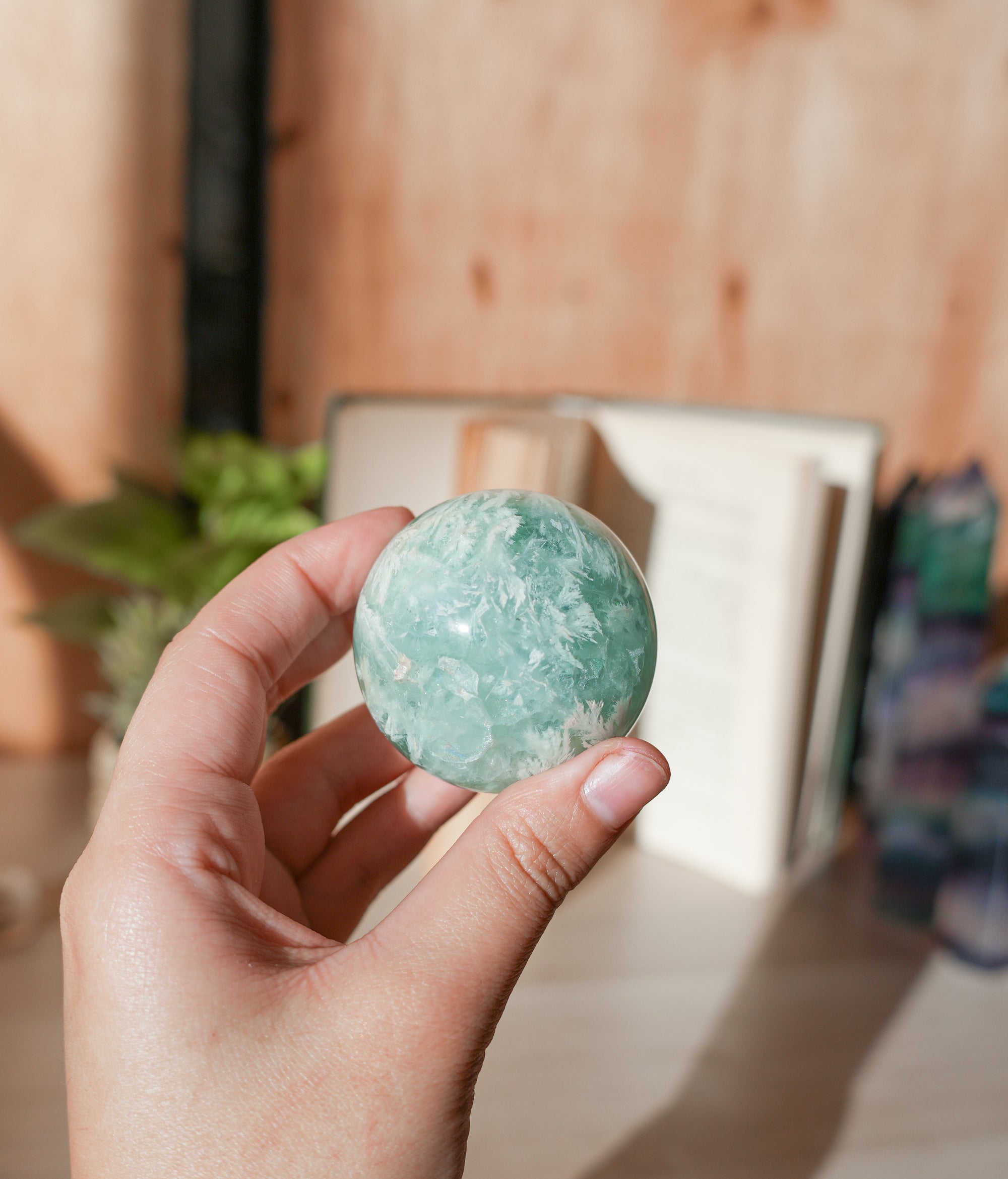 Esfera de Fluorita con Plumas – Intuición, Belleza y Energía Sutil