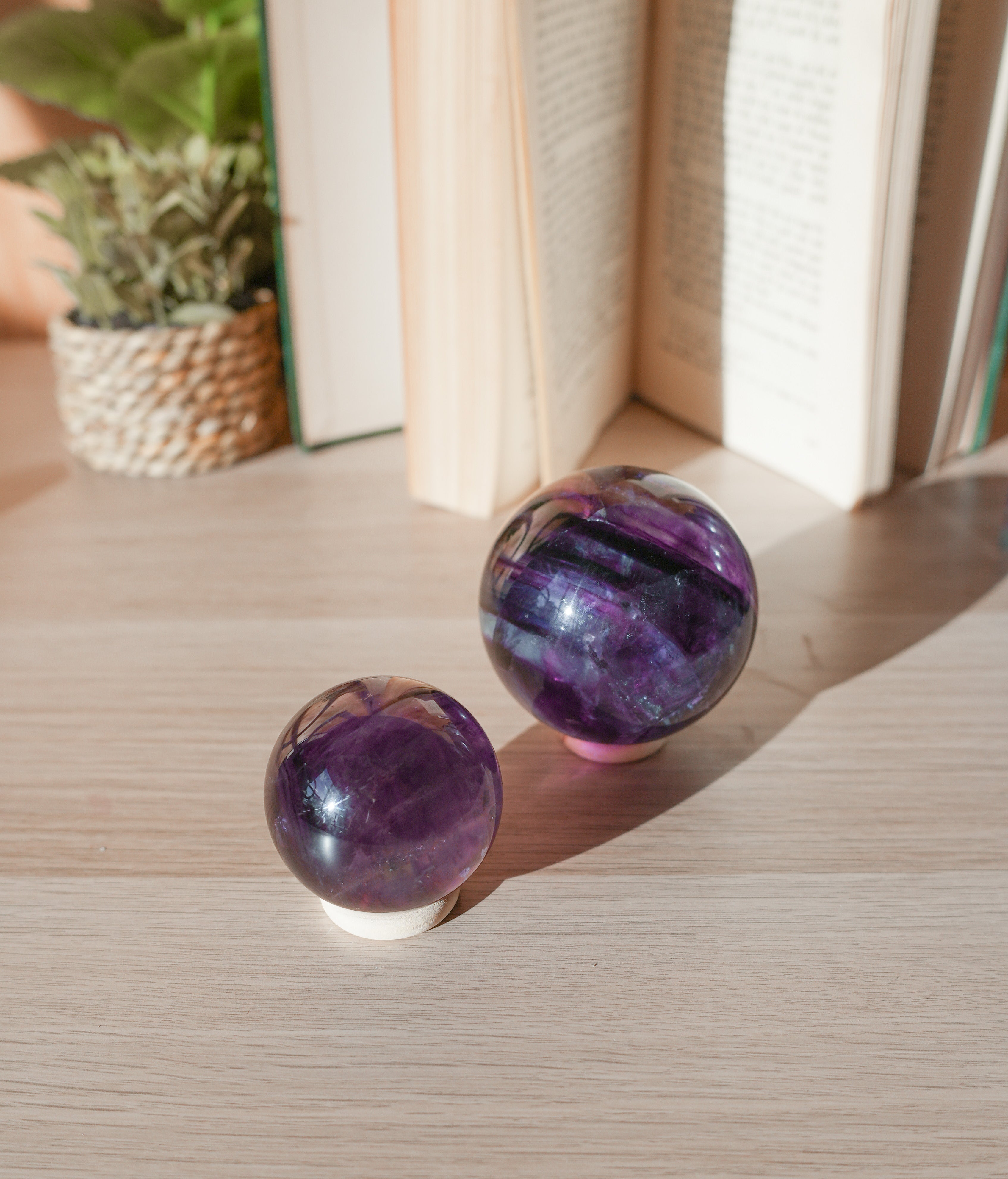 Esfera de Fluorita Morada Arcoíris – Intuición, Armonía y Luz Interior