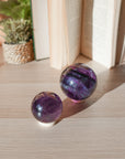 Esfera de Fluorita Morada Arcoíris – Intuición, Armonía y Luz Interior