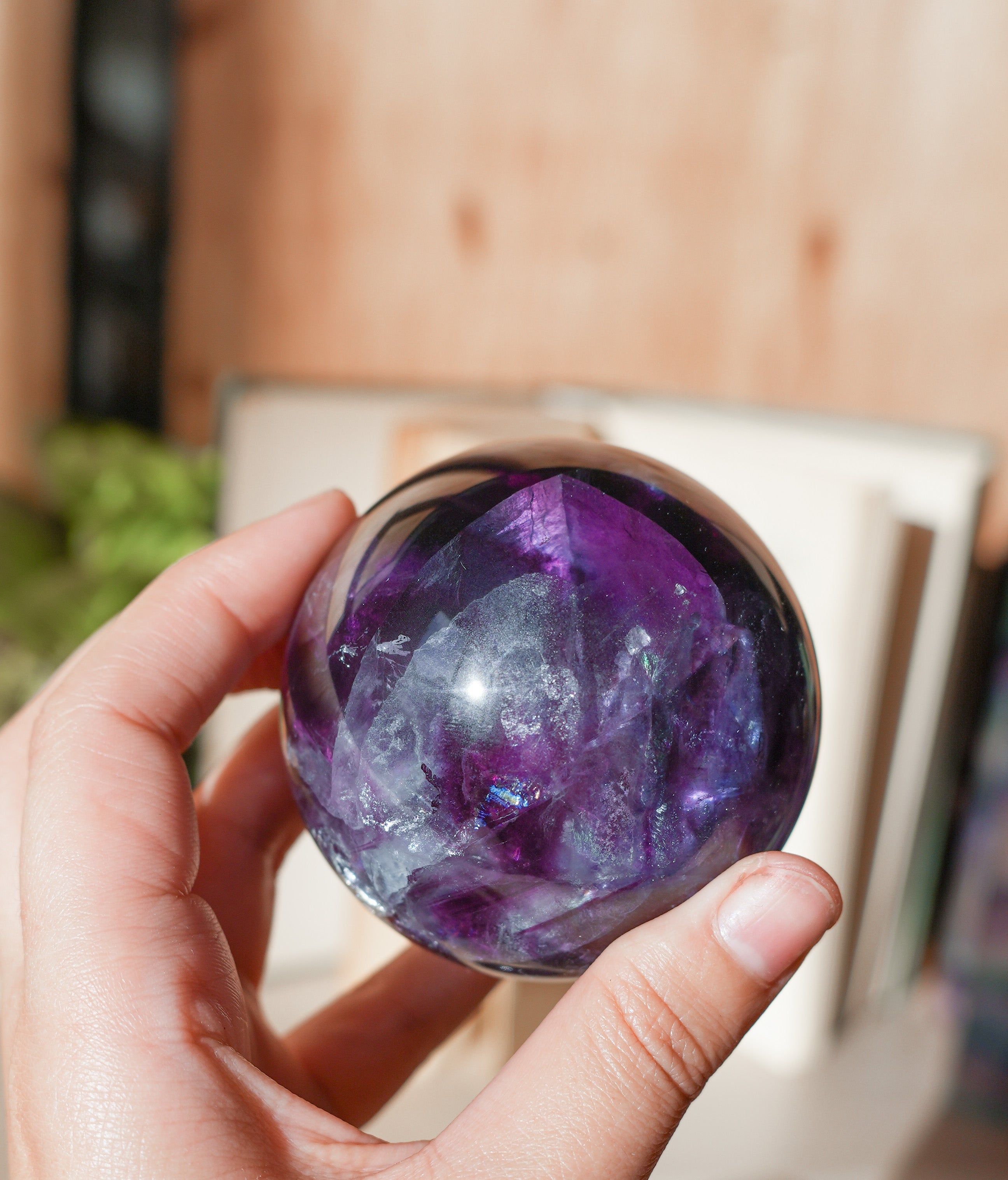 Esfera de Fluorita Morada Arcoíris – Intuición, Armonía y Luz Interior