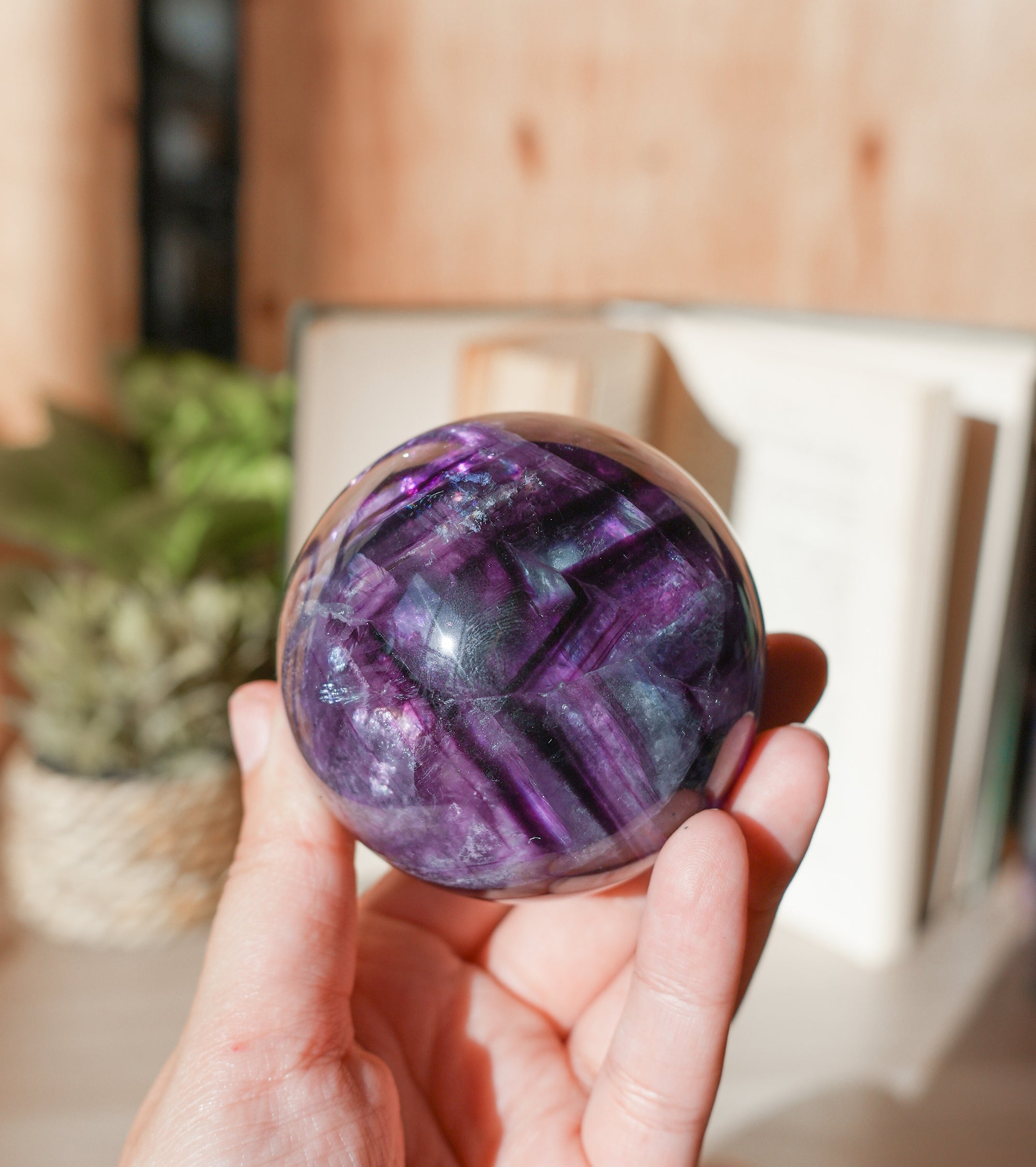 Esfera de Fluorita Morada Arcoíris – Intuición, Armonía y Luz Interior