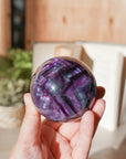 Esfera de Fluorita Morada Arcoíris – Intuición, Armonía y Luz Interior