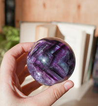 Esfera de Fluorita Morada Arcoíris – Intuición, Armonía y Luz Interior