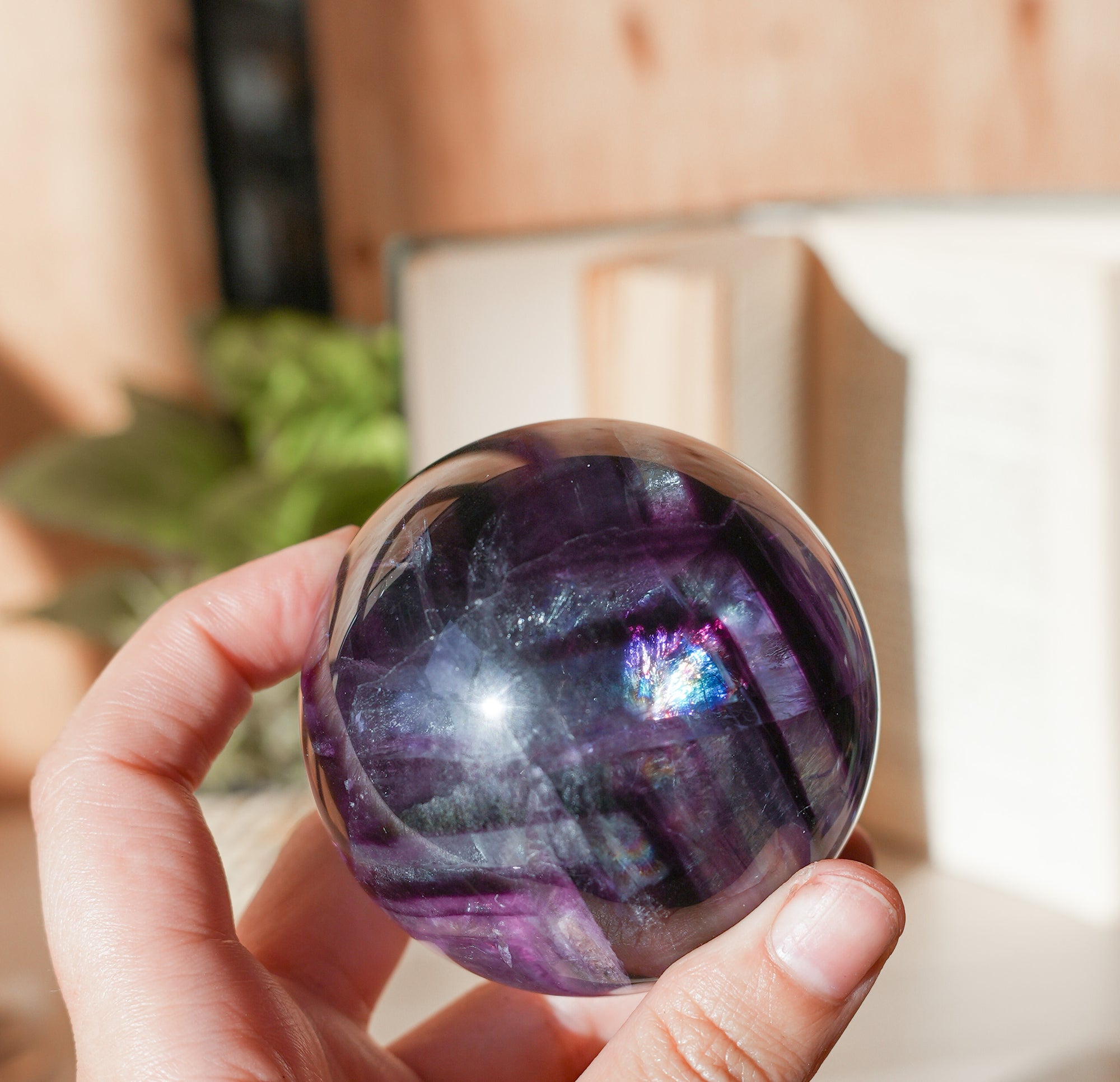 Esfera de Fluorita Morada Arcoíris – Intuición, Armonía y Luz Interior