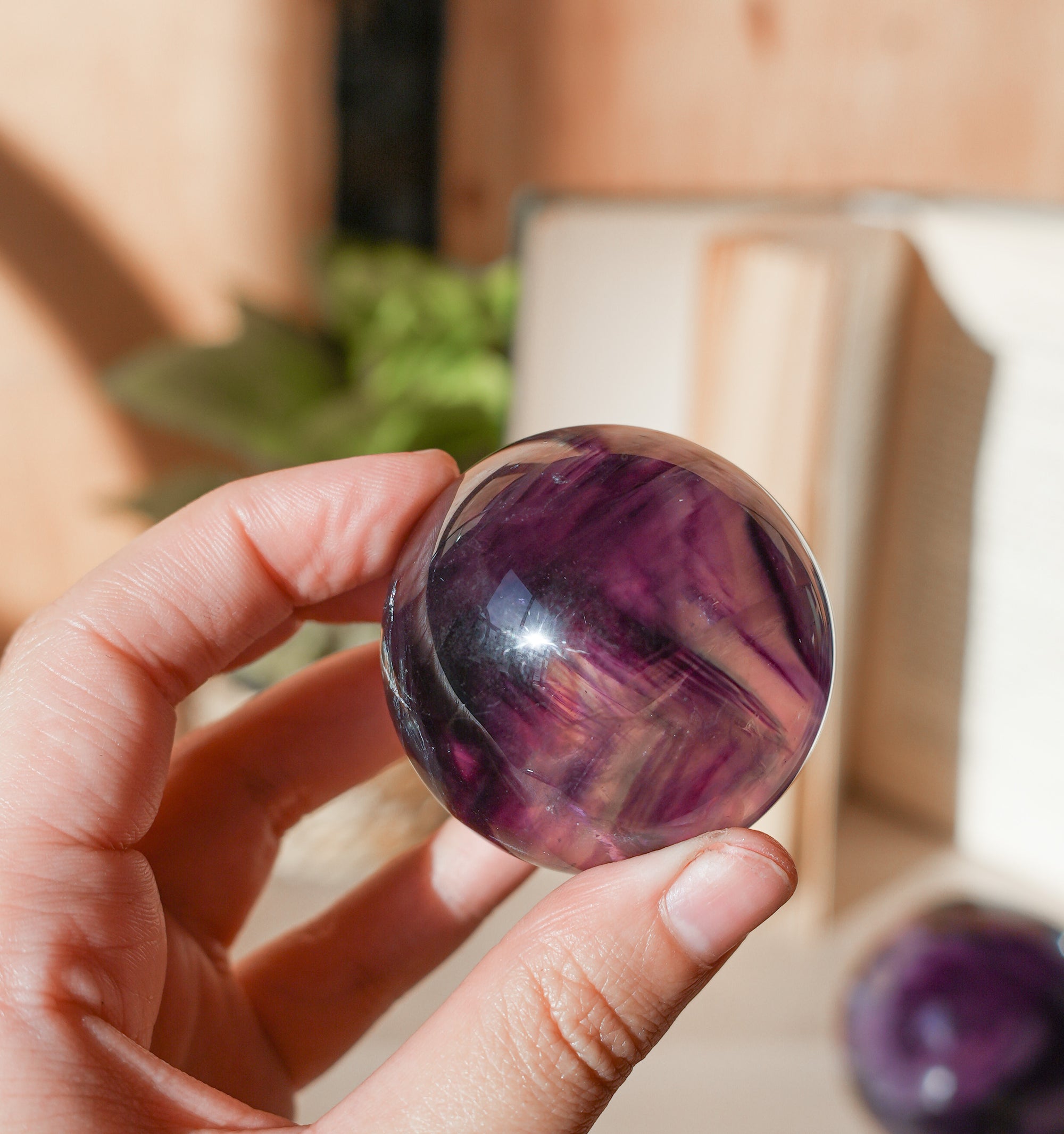 Esfera de Fluorita Morada Arcoíris – Intuición, Armonía y Luz Interior