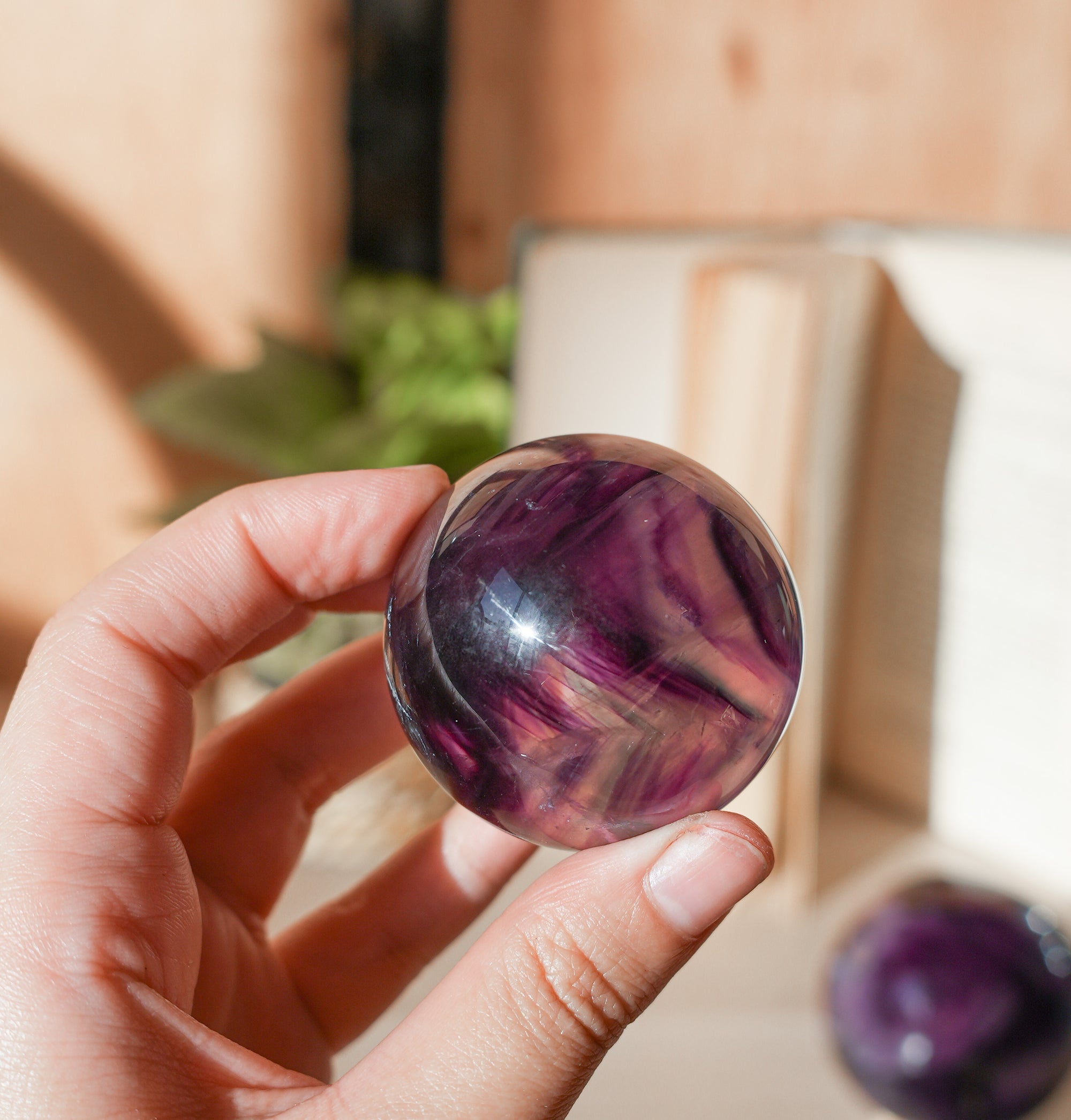 Esfera de Fluorita Morada Arcoíris – Intuición, Armonía y Luz Interior