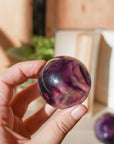 Esfera de Fluorita Morada Arcoíris – Intuición, Armonía y Luz Interior