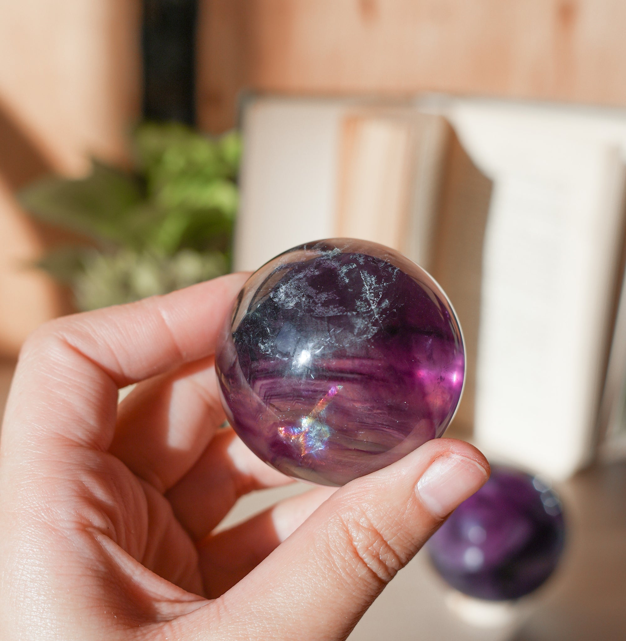 Esfera de Fluorita Morada Arcoíris – Intuición, Armonía y Luz Interior