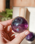 Esfera de Fluorita Morada Arcoíris – Intuición, Armonía y Luz Interior
