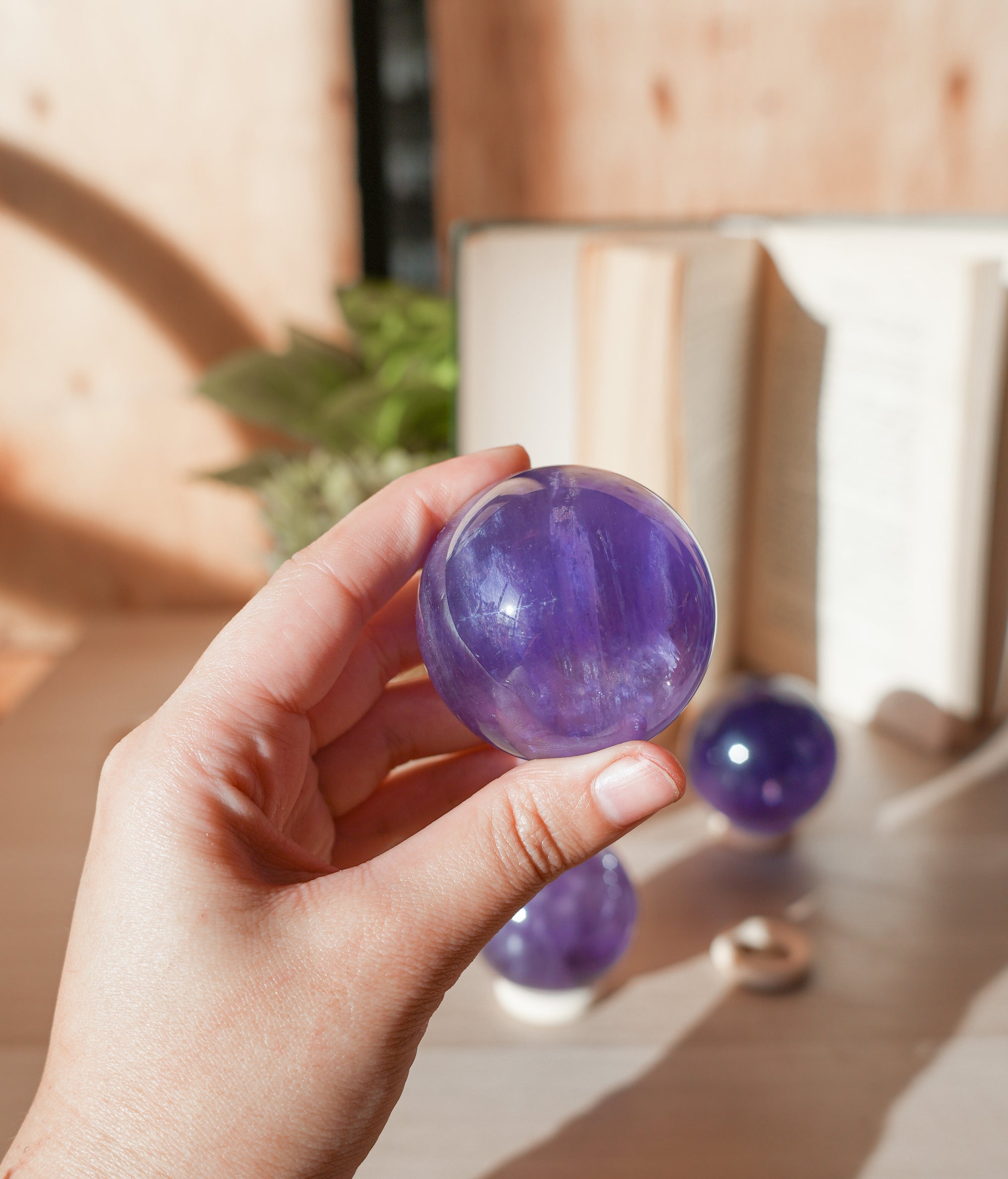 Esfera de Fluorita Morada – Calma, Intuición y Claridad Espiritual