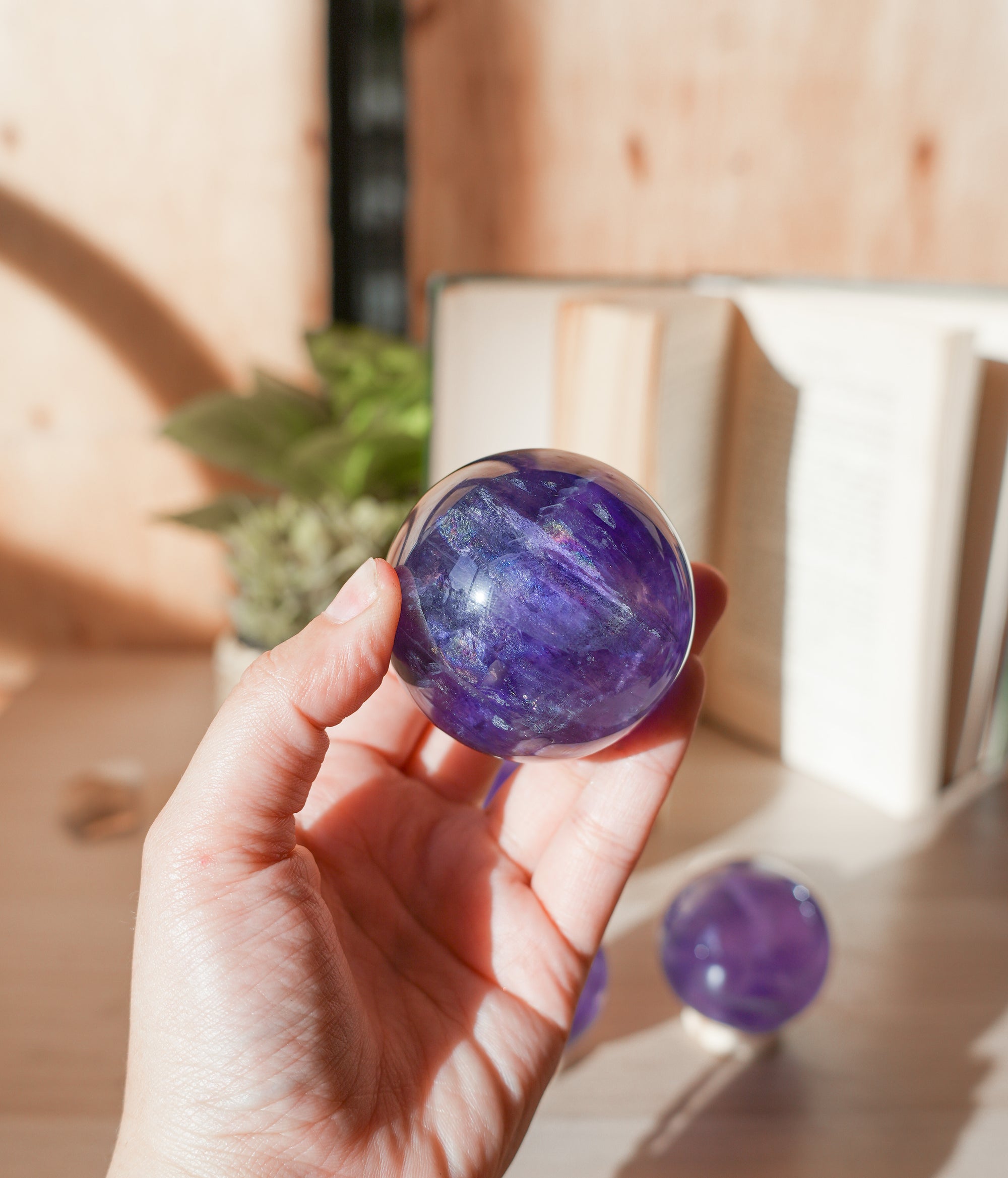 Esfera de Fluorita Morada – Calma, Intuición y Claridad Espiritual