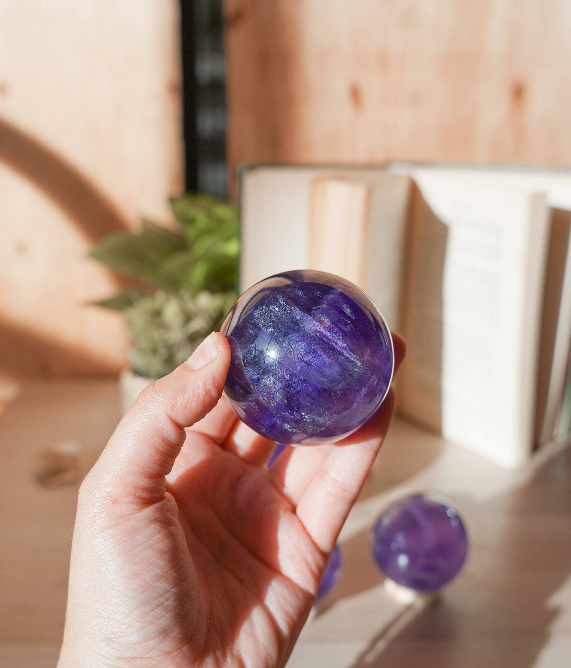 Esfera de Fluorita Morada – Calma, Intuición y Claridad Espiritual