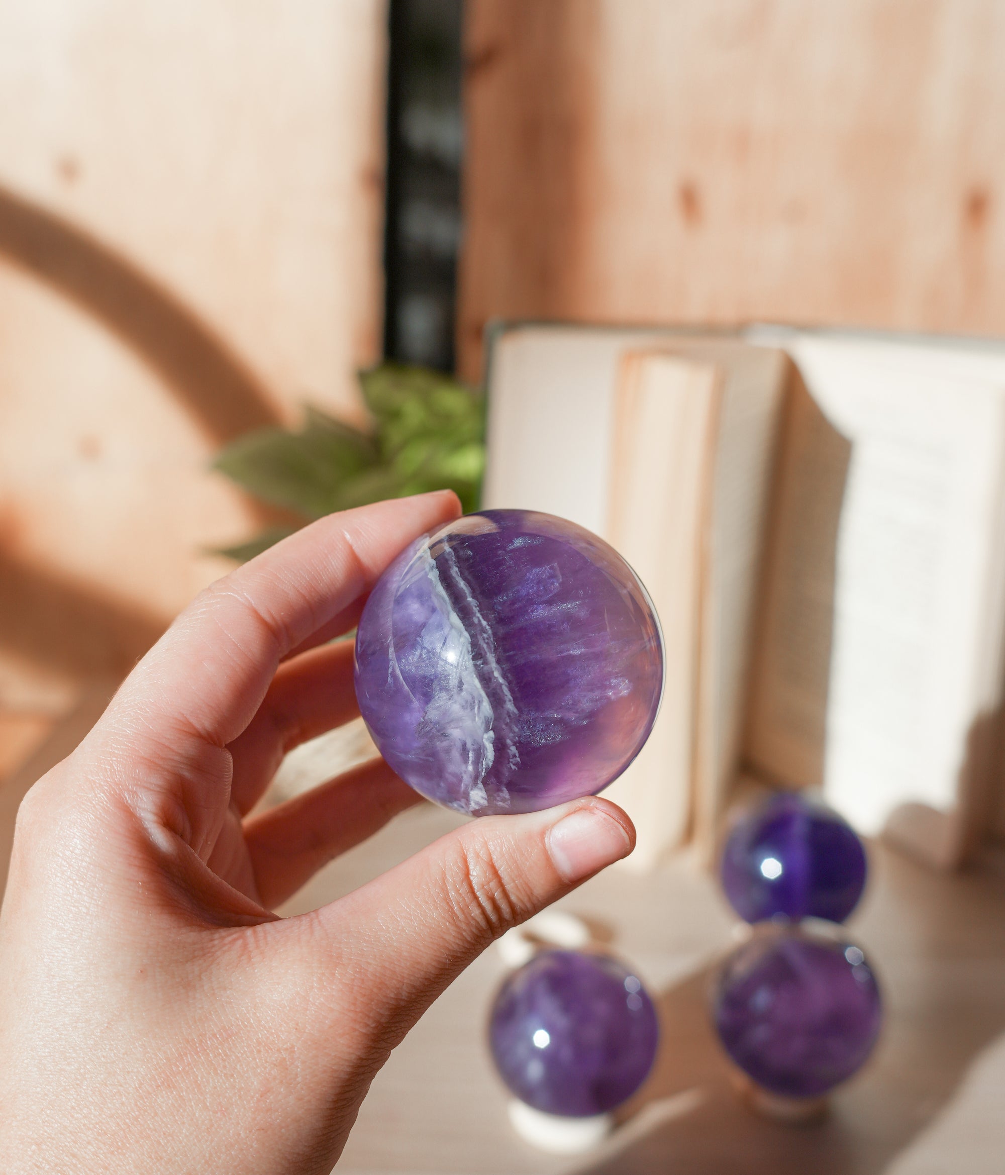 Esfera de Fluorita Morada – Calma, Intuición y Claridad Espiritual