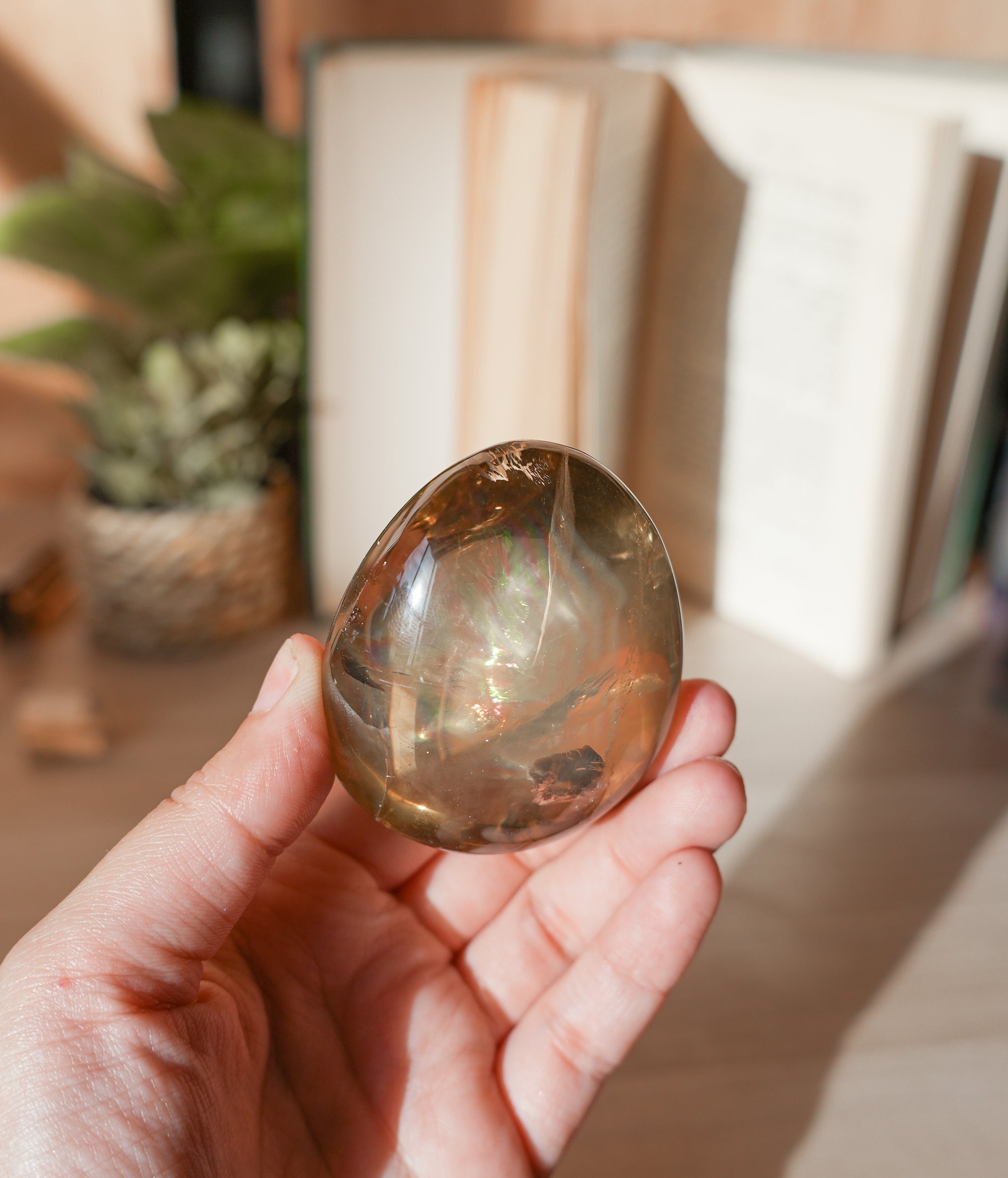 Citrino con Arcoíris Rodado – Alegría, Abundancia y Luz Interior