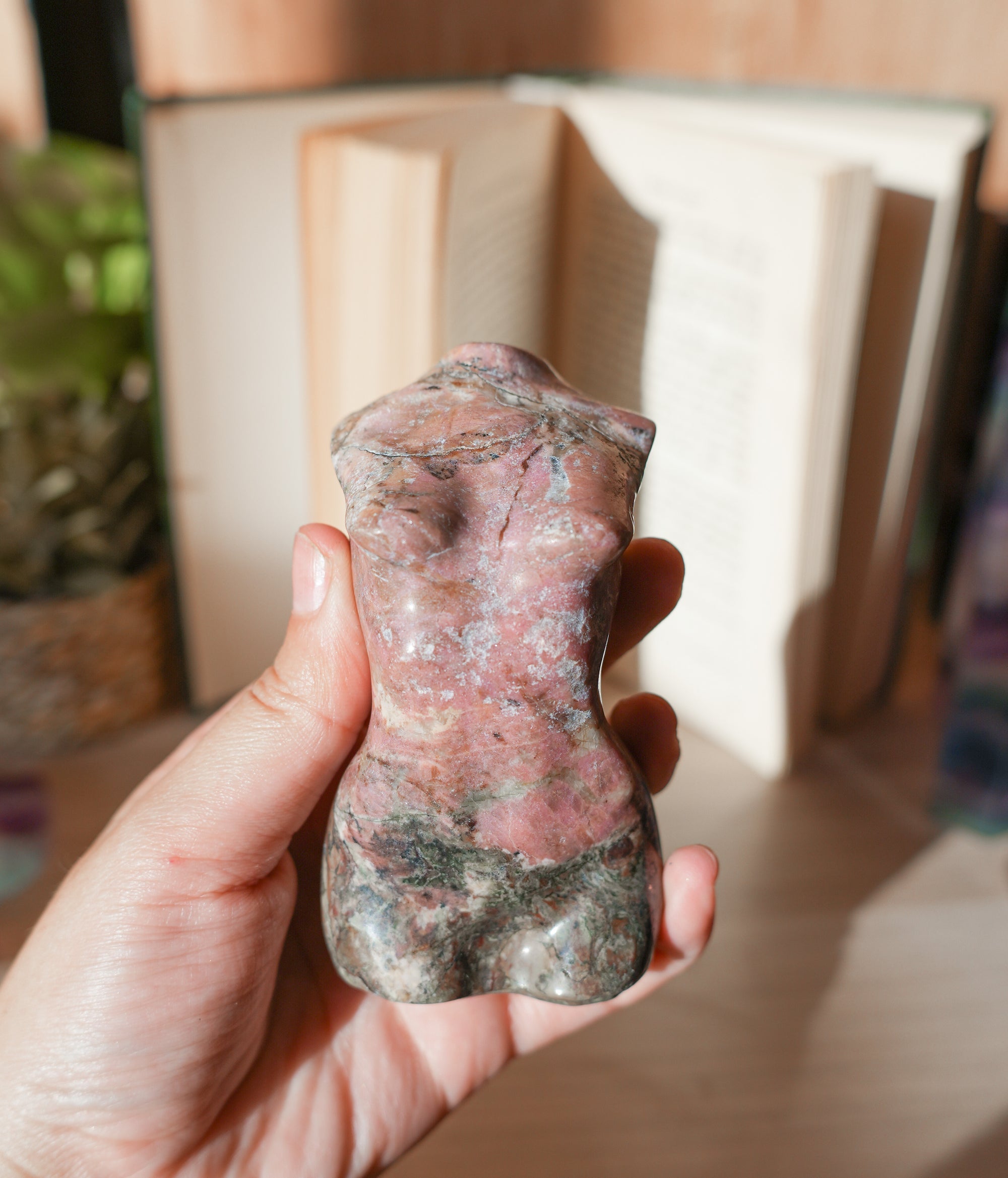 Busto de Rodonita – Amor Propio, Sanación y Compasión