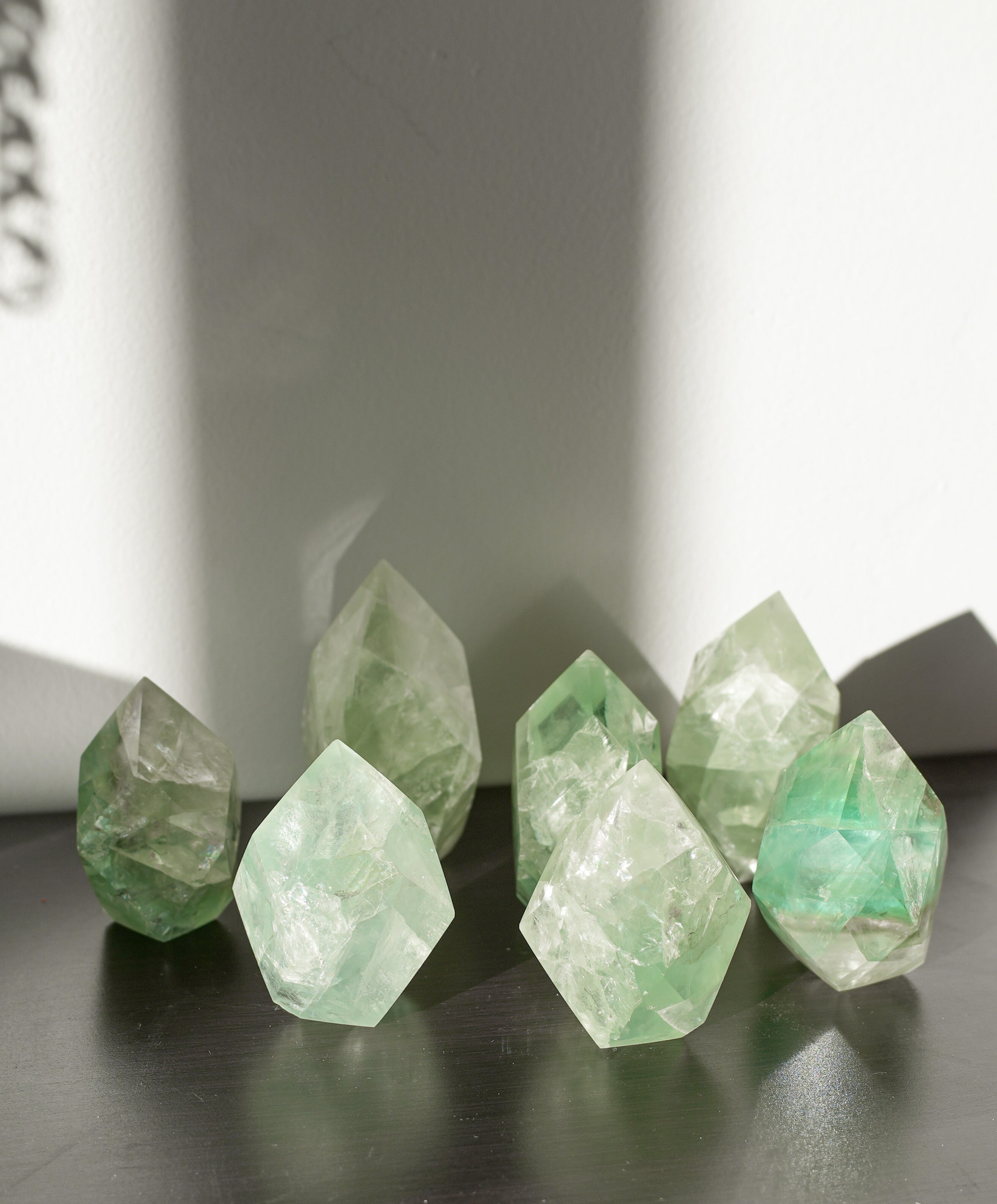 Puntas Facetadas de Fluorita – Claridad, Equilibrio y Energía Arcoíris