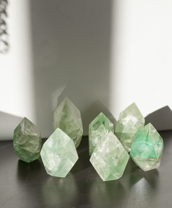 Puntas Facetadas de Fluorita – Claridad, Equilibrio y Energía Arcoíris