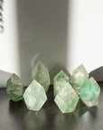 Puntas Facetadas de Fluorita – Claridad, Equilibrio y Energía Arcoíris