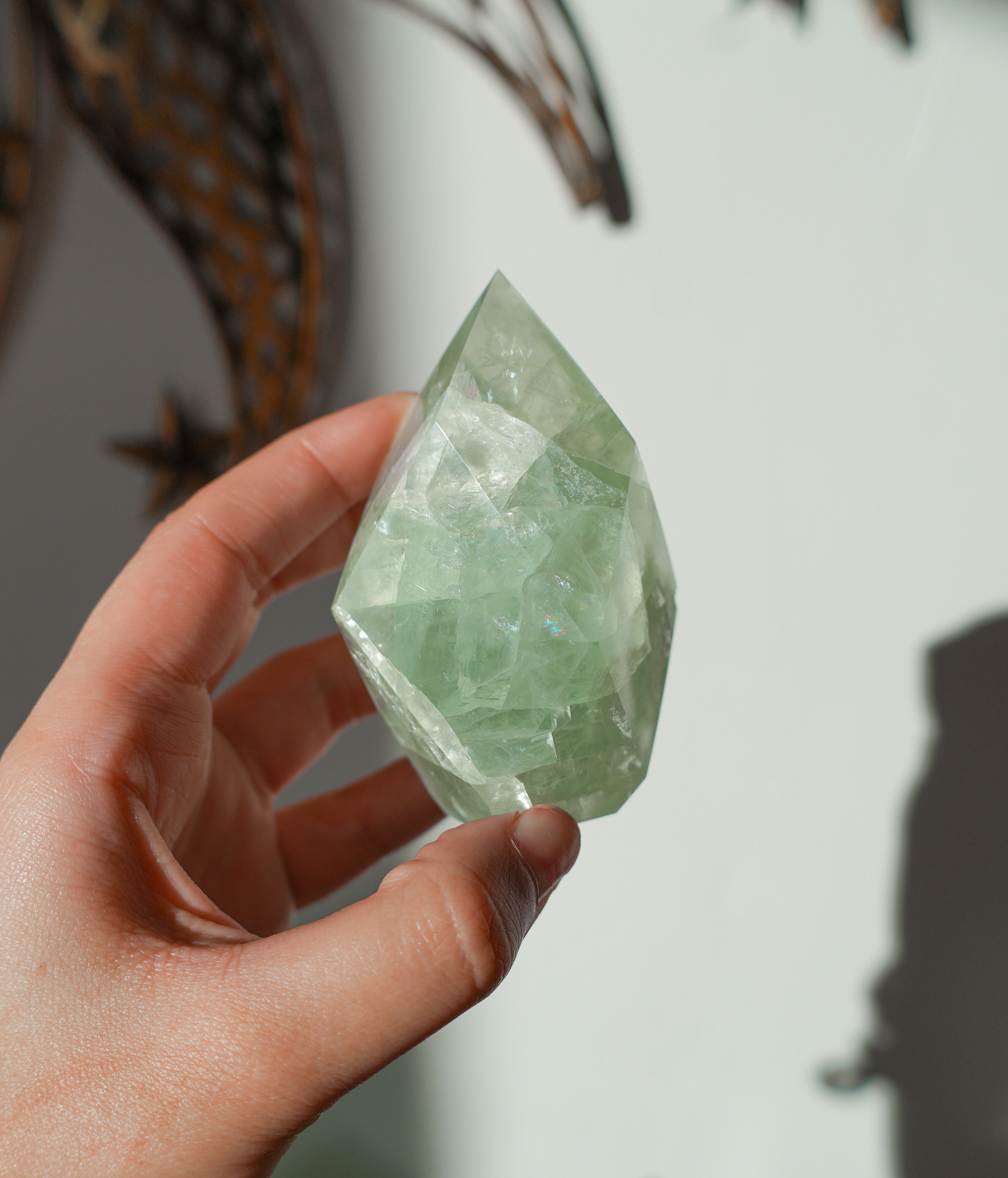 Puntas Facetadas de Fluorita – Claridad, Equilibrio y Energía Arcoíris