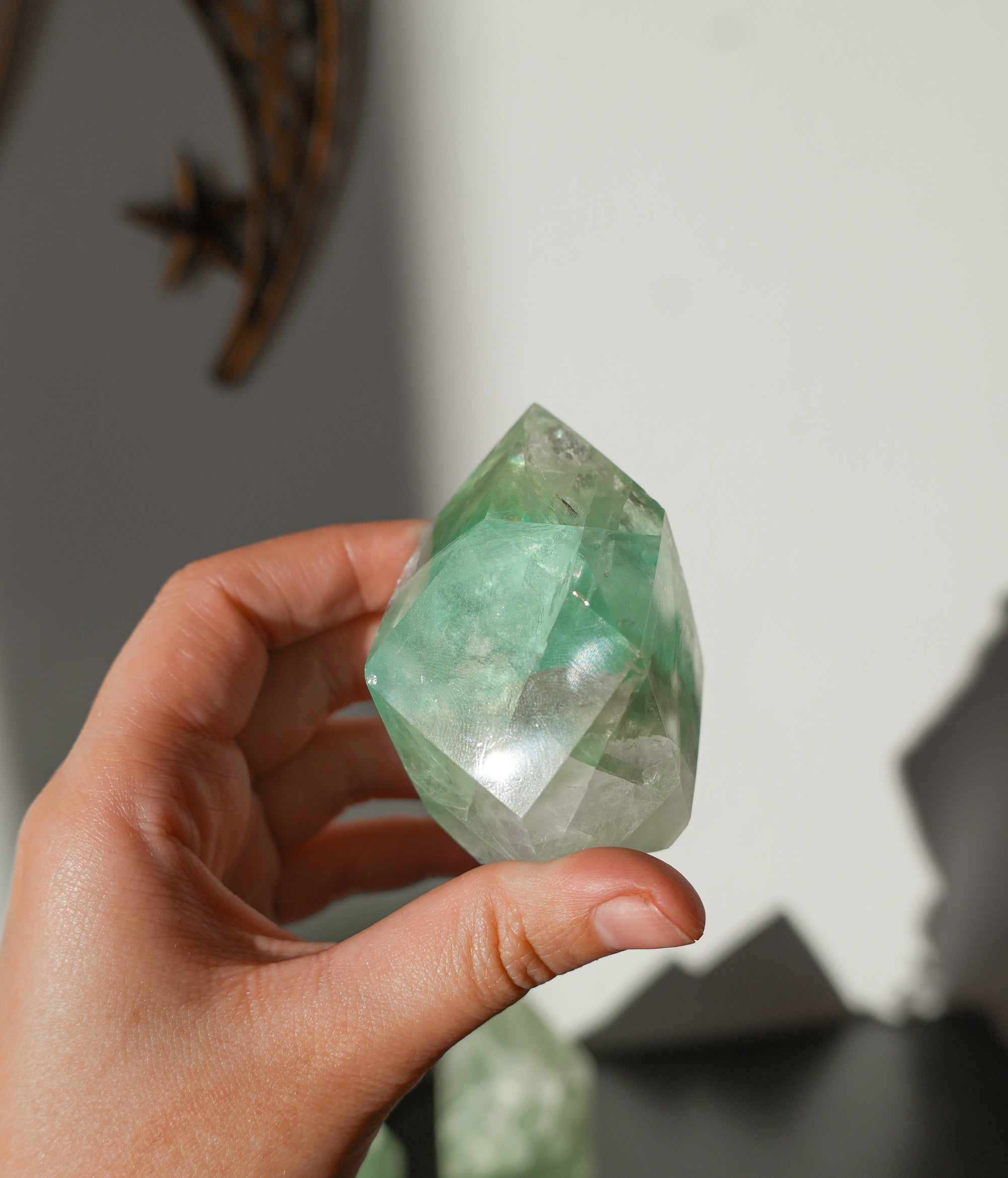 Puntas Facetadas de Fluorita – Claridad, Equilibrio y Energía Arcoíris