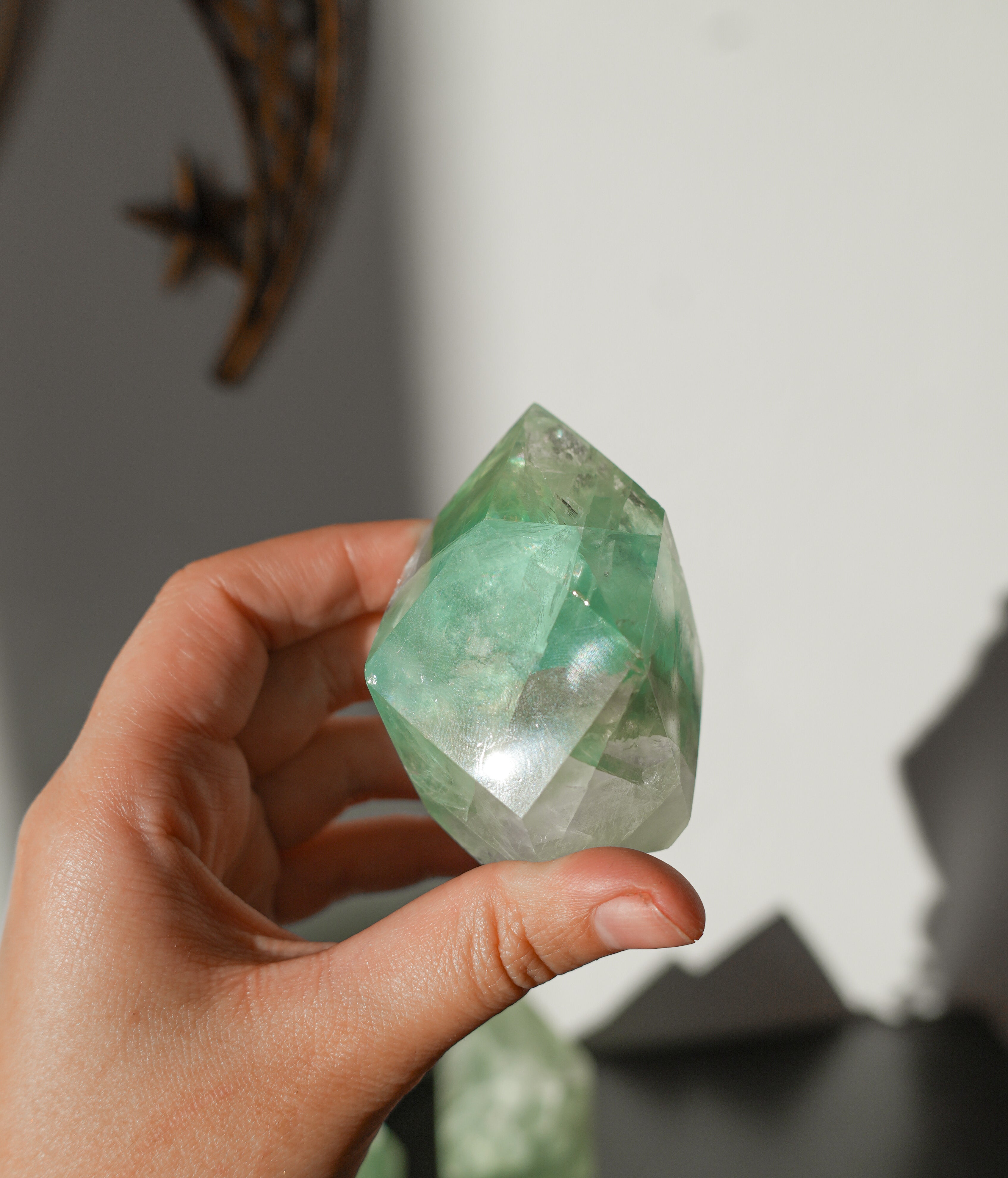 Puntas Facetadas de Fluorita – Claridad, Equilibrio y Energía Arcoíris