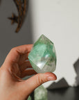 Puntas Facetadas de Fluorita – Claridad, Equilibrio y Energía Arcoíris