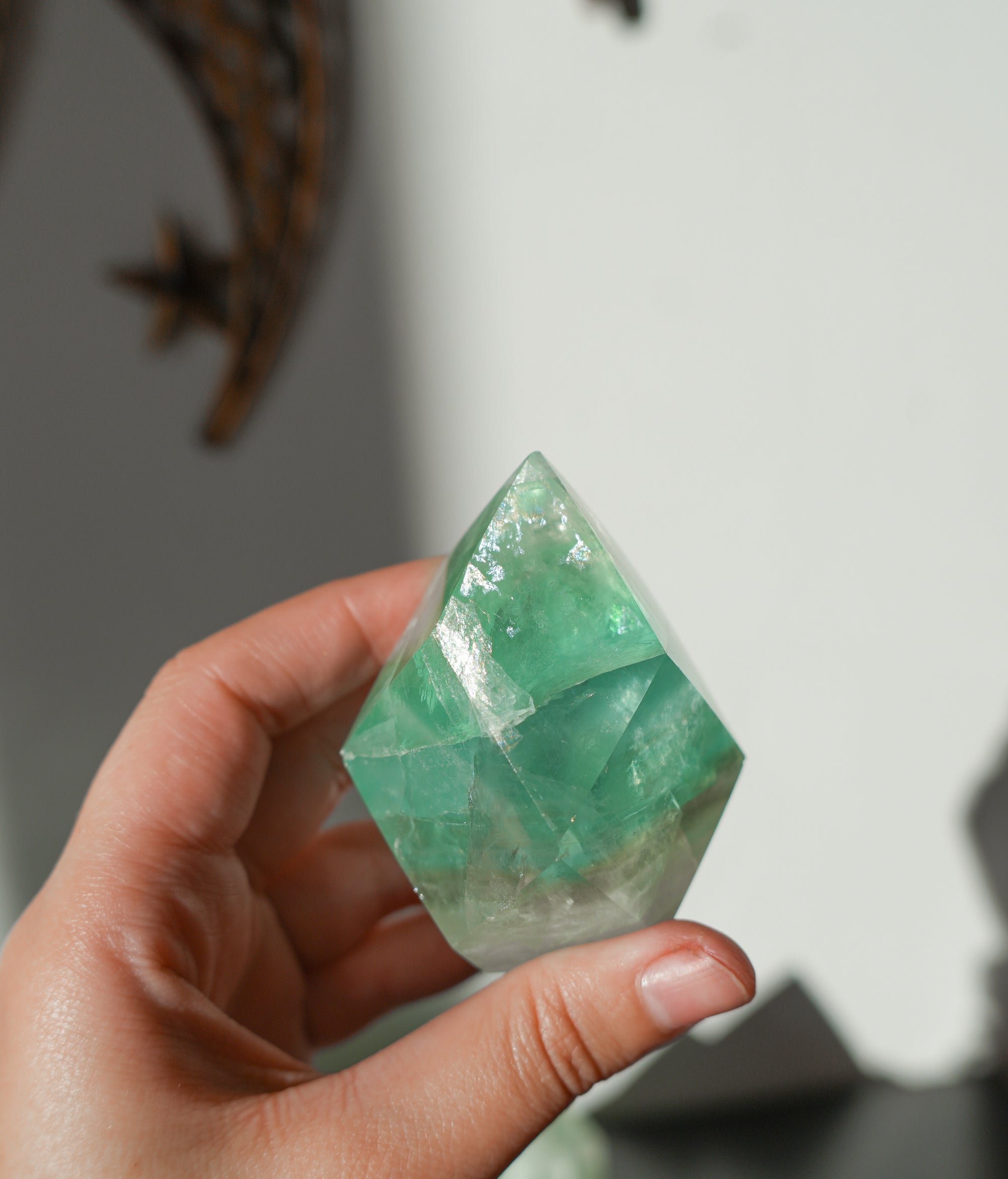 Puntas Facetadas de Fluorita – Claridad, Equilibrio y Energía Arcoíris