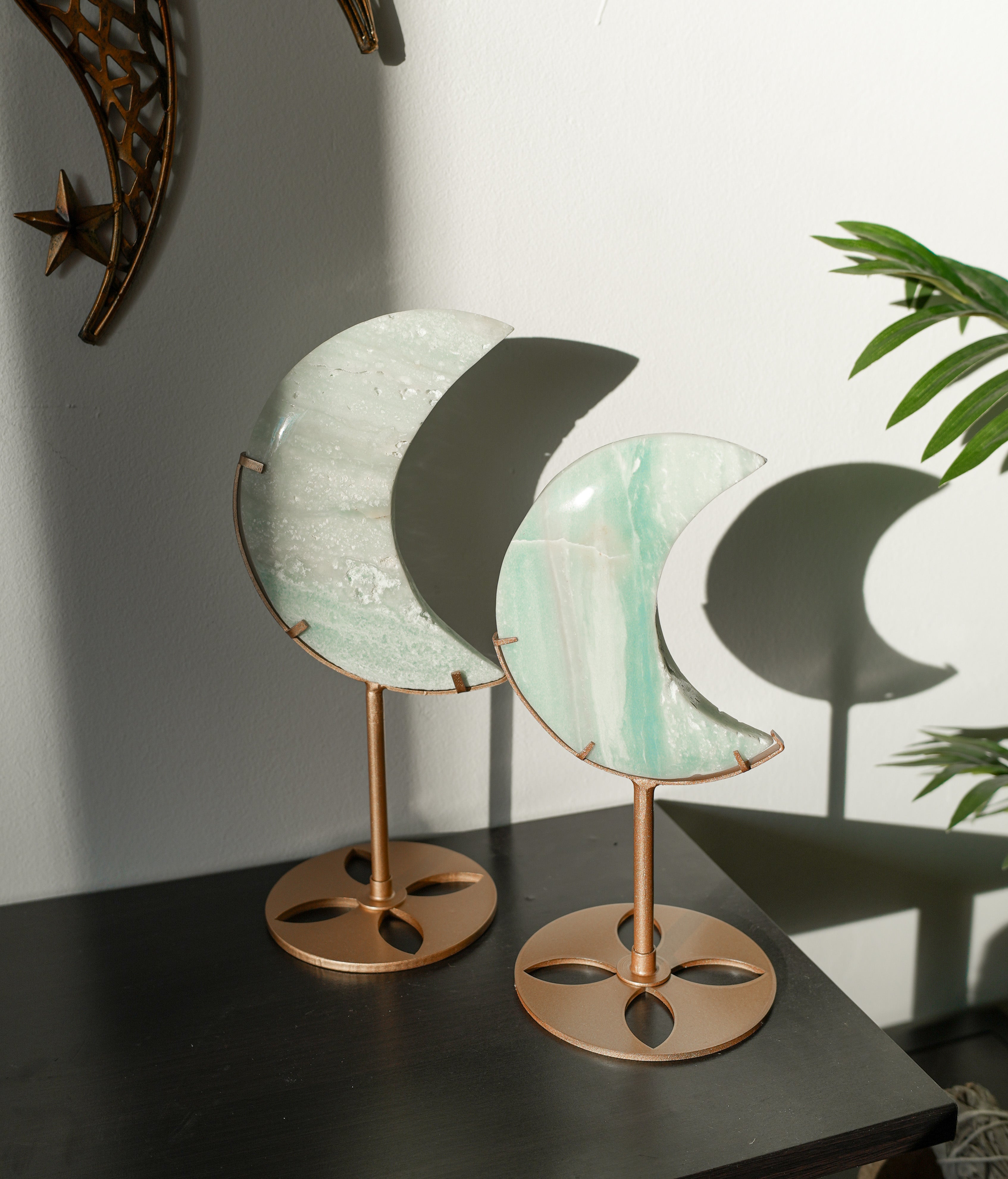 Luna de Amazonita con Stand – Calma, Verdad Interior y Energía del Corazón