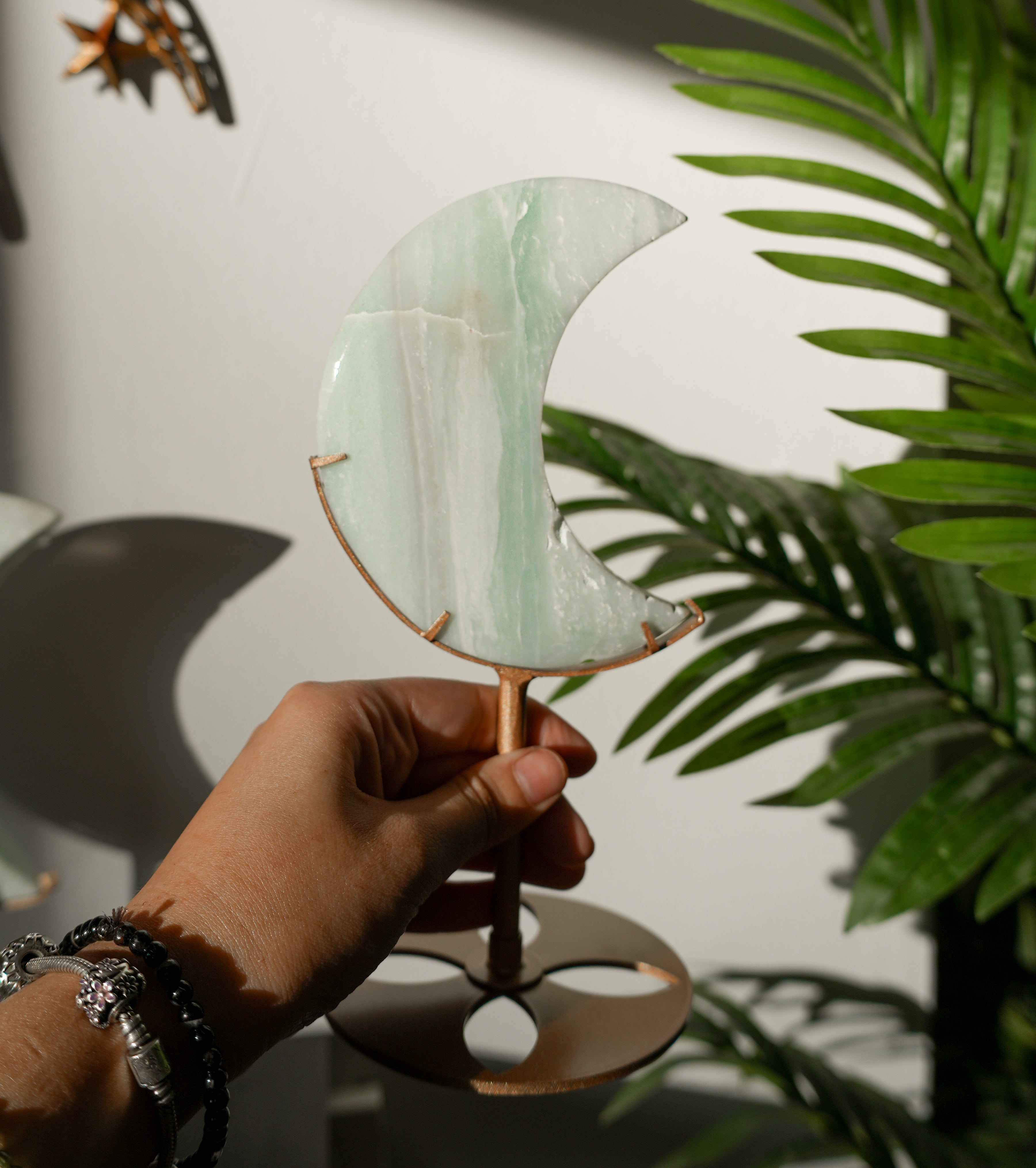 Luna de Amazonita con Stand – Calma, Verdad Interior y Energía del Corazón