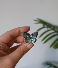 Mariposa de Labradorita CALAVERA  – Transformación, Magia y Protección