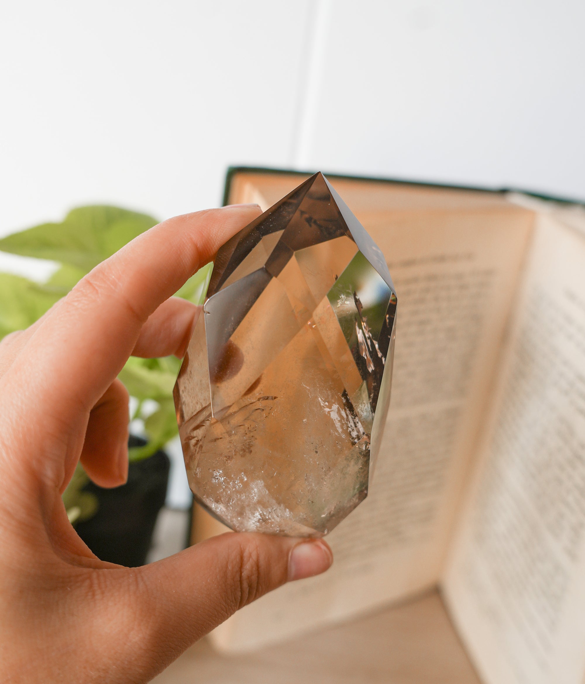 Punta Facetada de Cuarzo Ahumado – Protección, Enraizamiento y Claridad