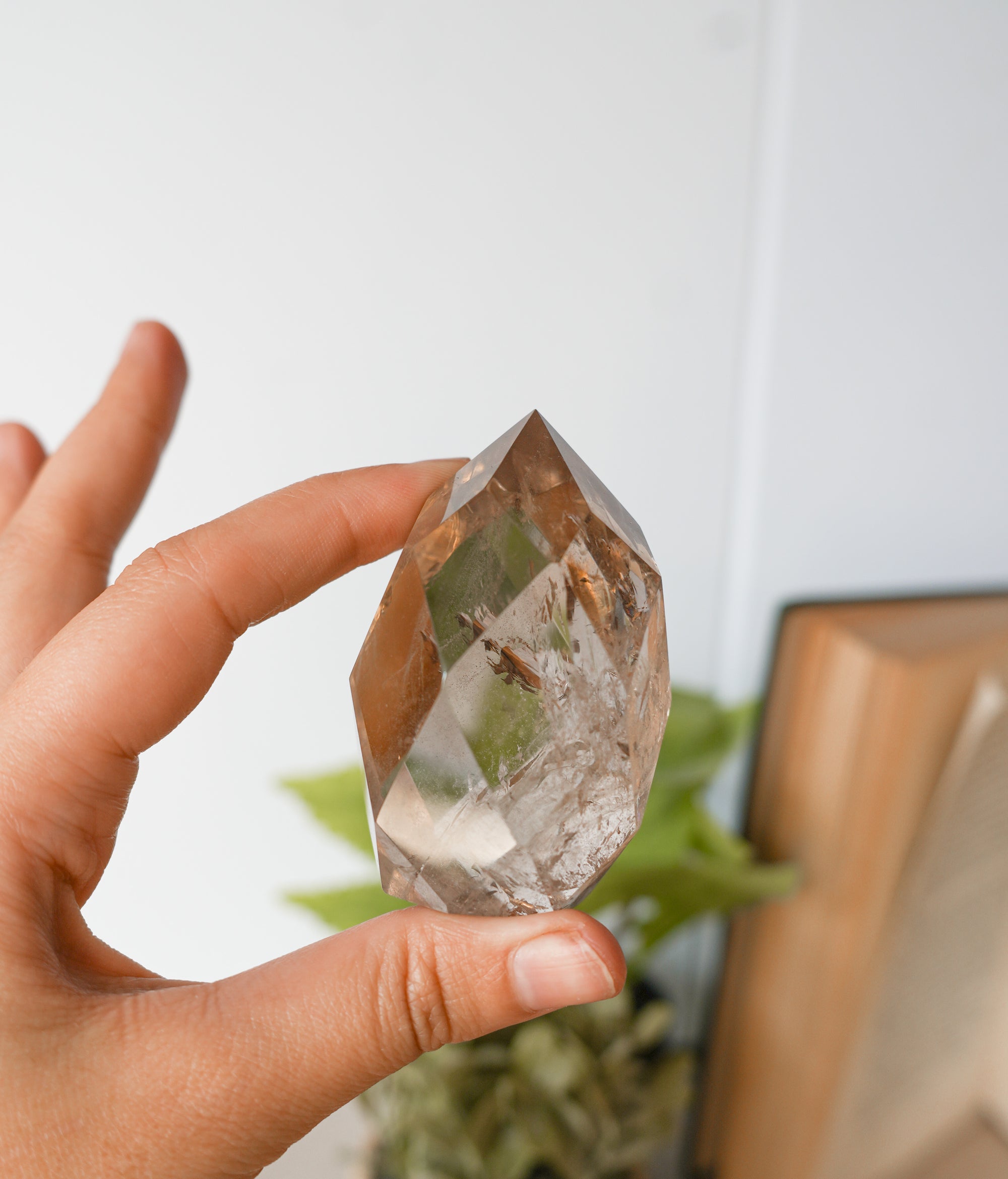 Punta Facetada de Cuarzo Ahumado – Protección, Enraizamiento y Claridad