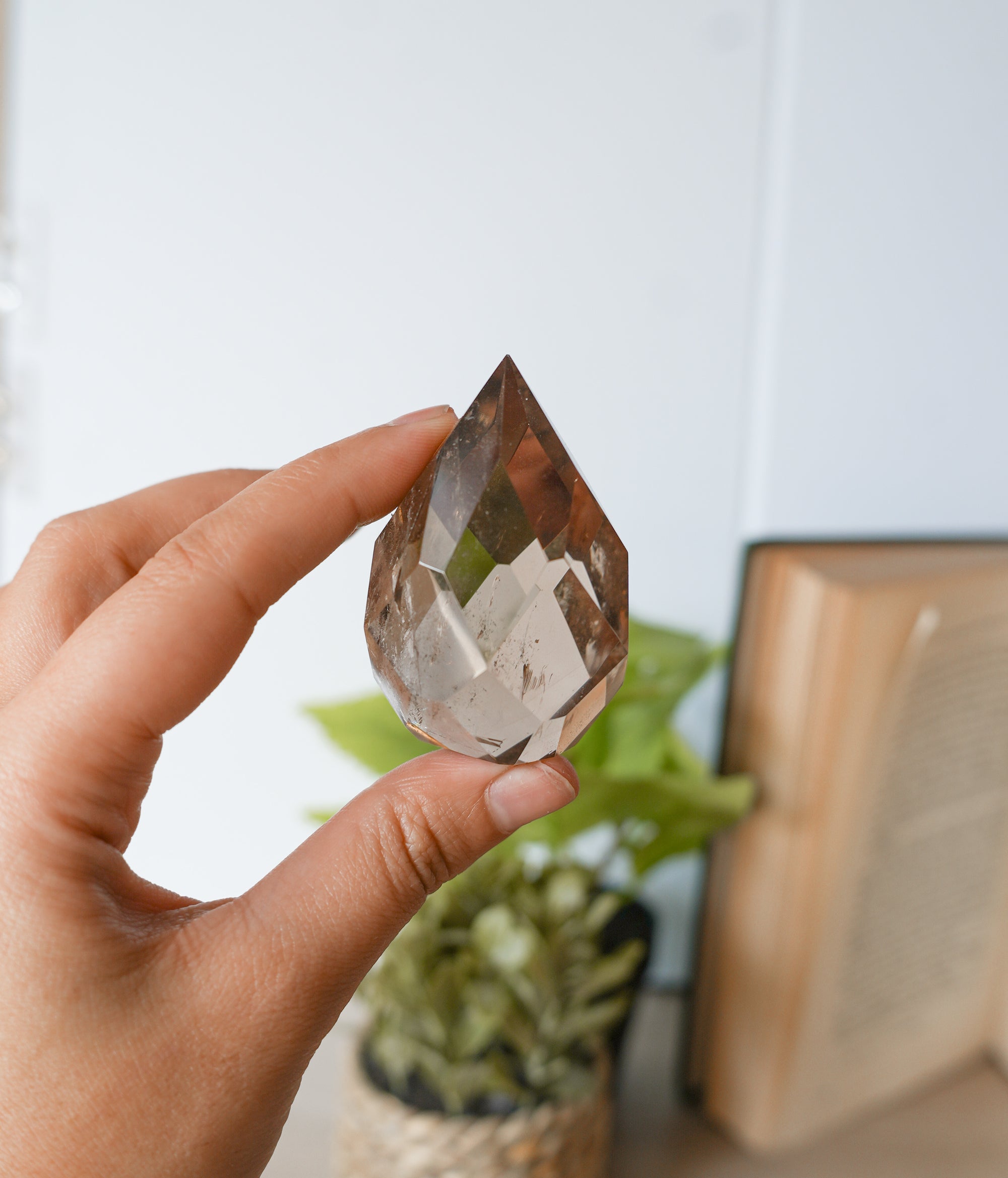 Punta Facetada de Cuarzo Ahumado – Protección, Enraizamiento y Claridad