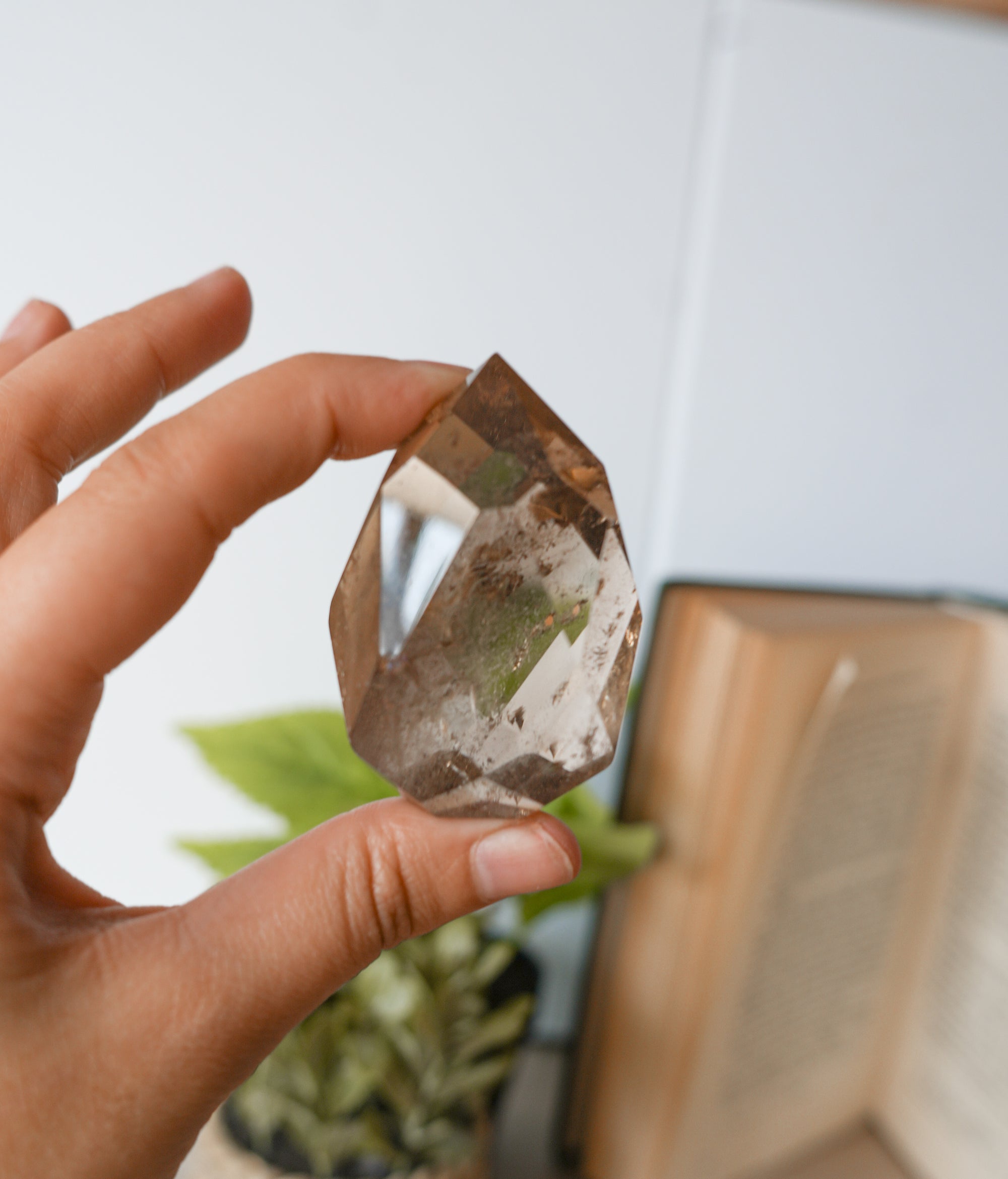 Punta Facetada de Cuarzo Ahumado – Protección, Enraizamiento y Claridad
