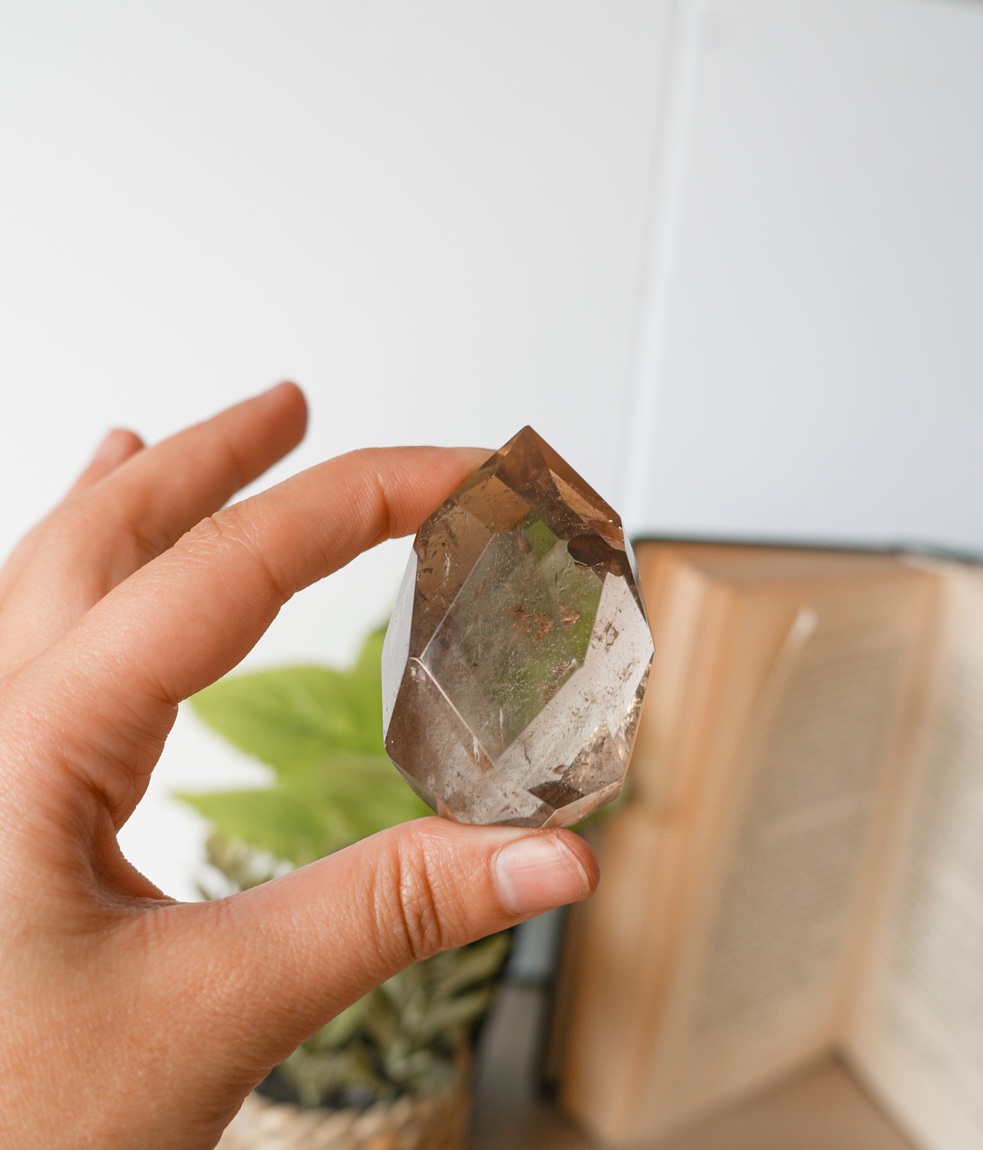 Punta Facetada de Cuarzo Ahumado – Protección, Enraizamiento y Claridad