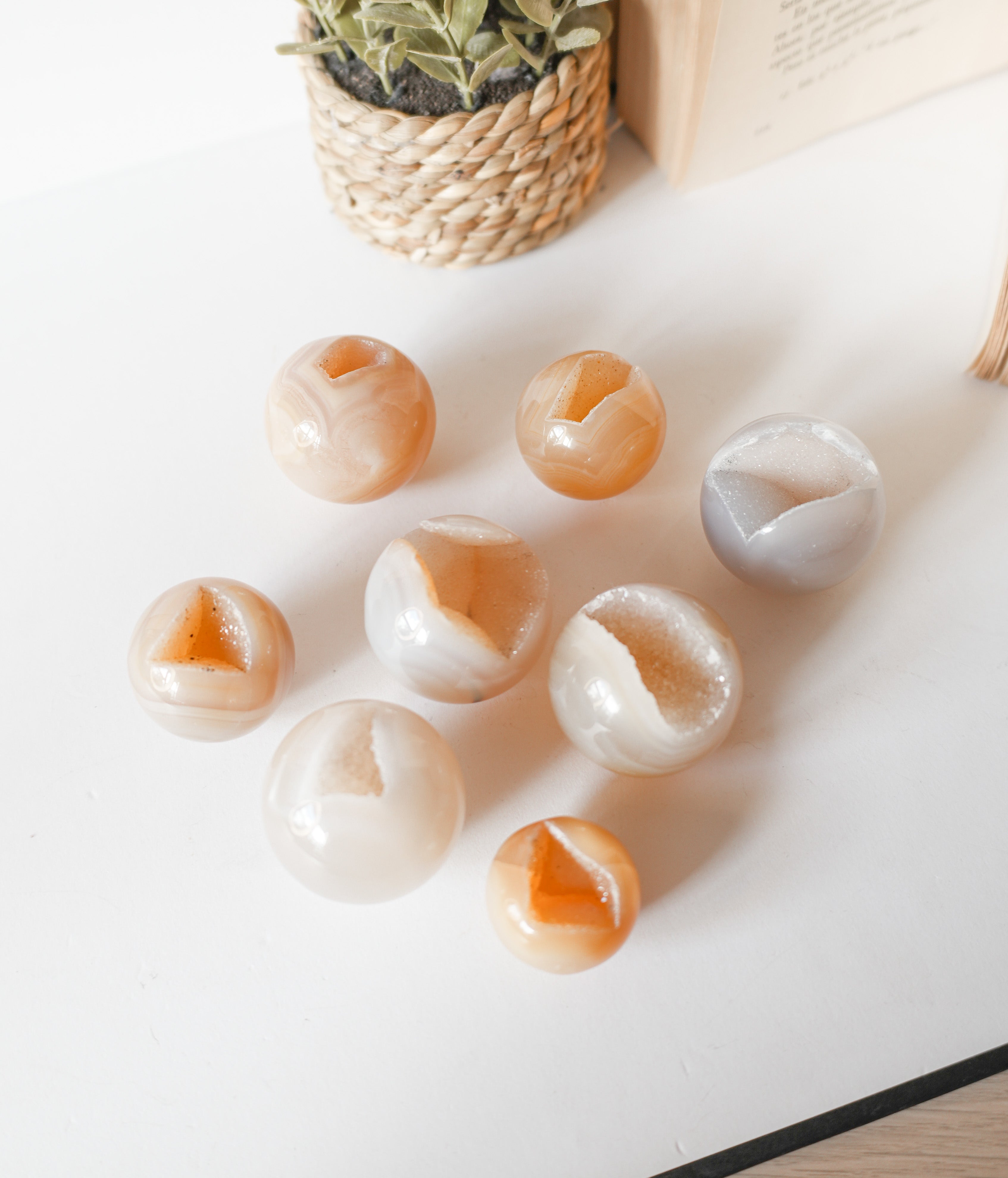 Esfera de Ágata con Drusa – Equilibrio, Protección y Belleza Natural