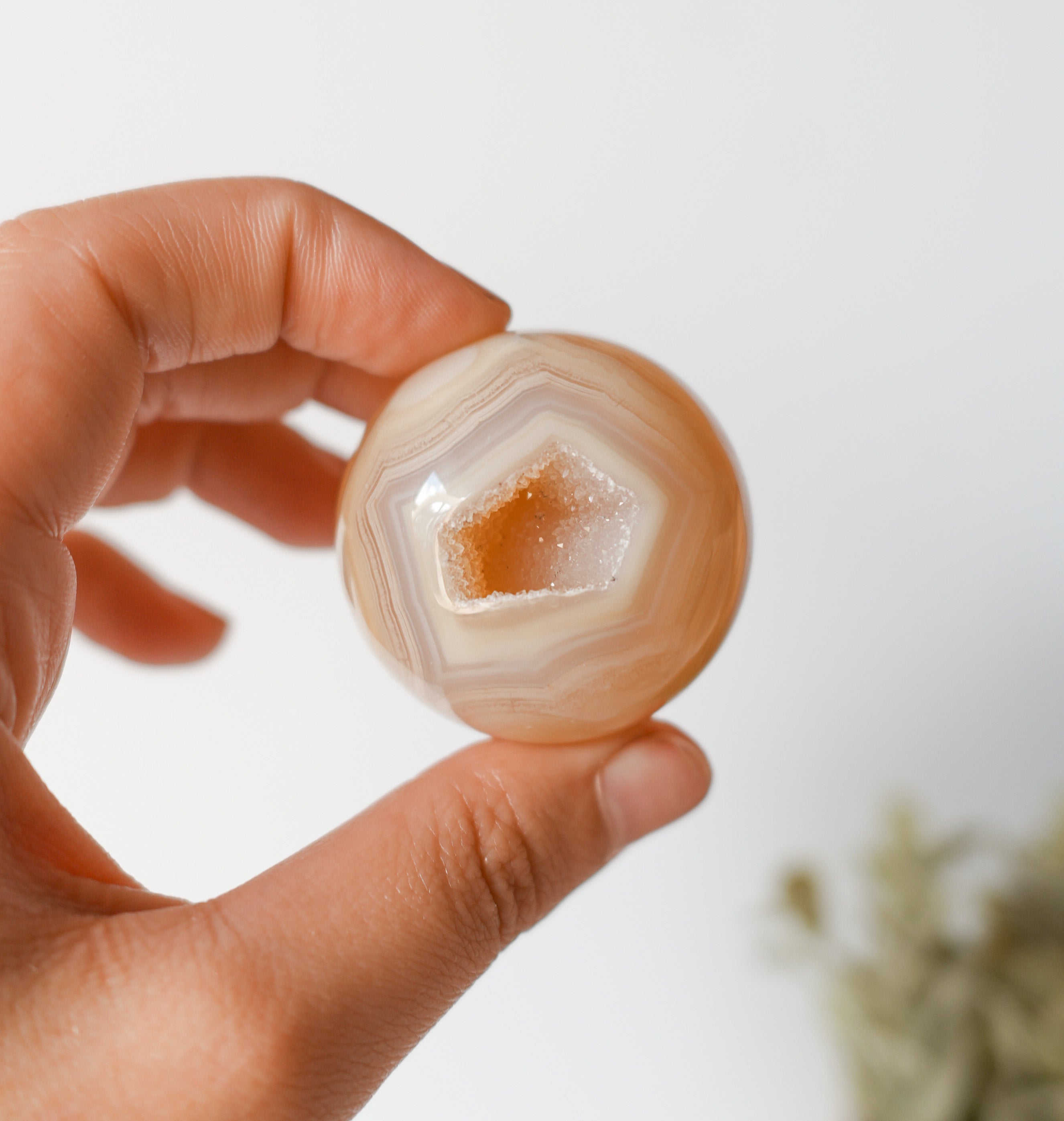Esfera de Ágata con Drusa – Equilibrio, Protección y Belleza Natural