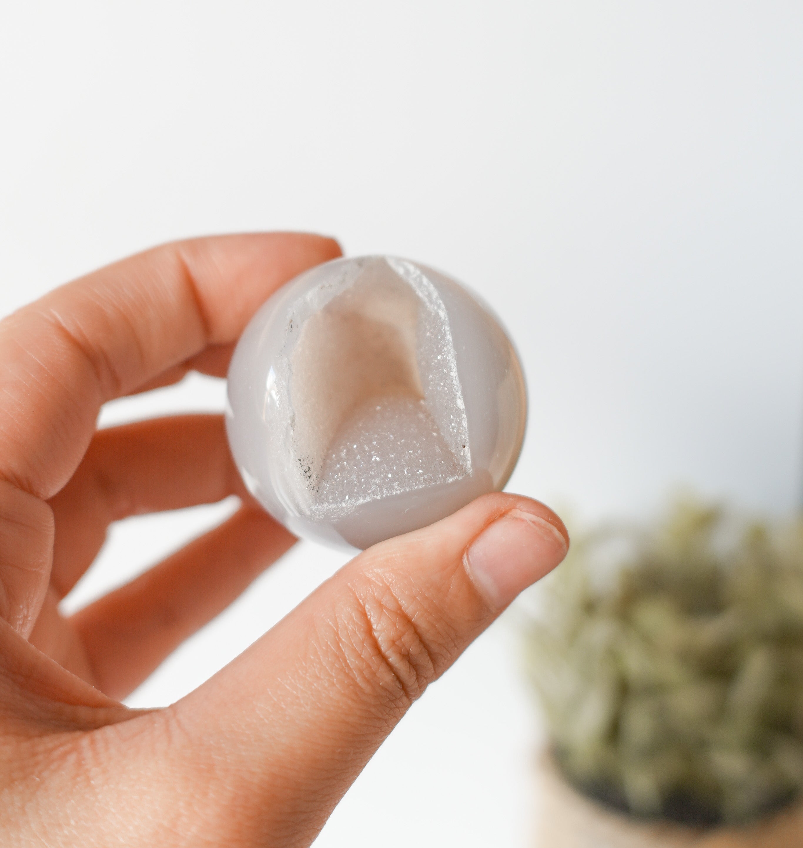 Esfera de Ágata con Drusa – Equilibrio, Protección y Belleza Natural