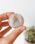 Esfera de Ágata con Drusa – Equilibrio, Protección y Belleza Natural