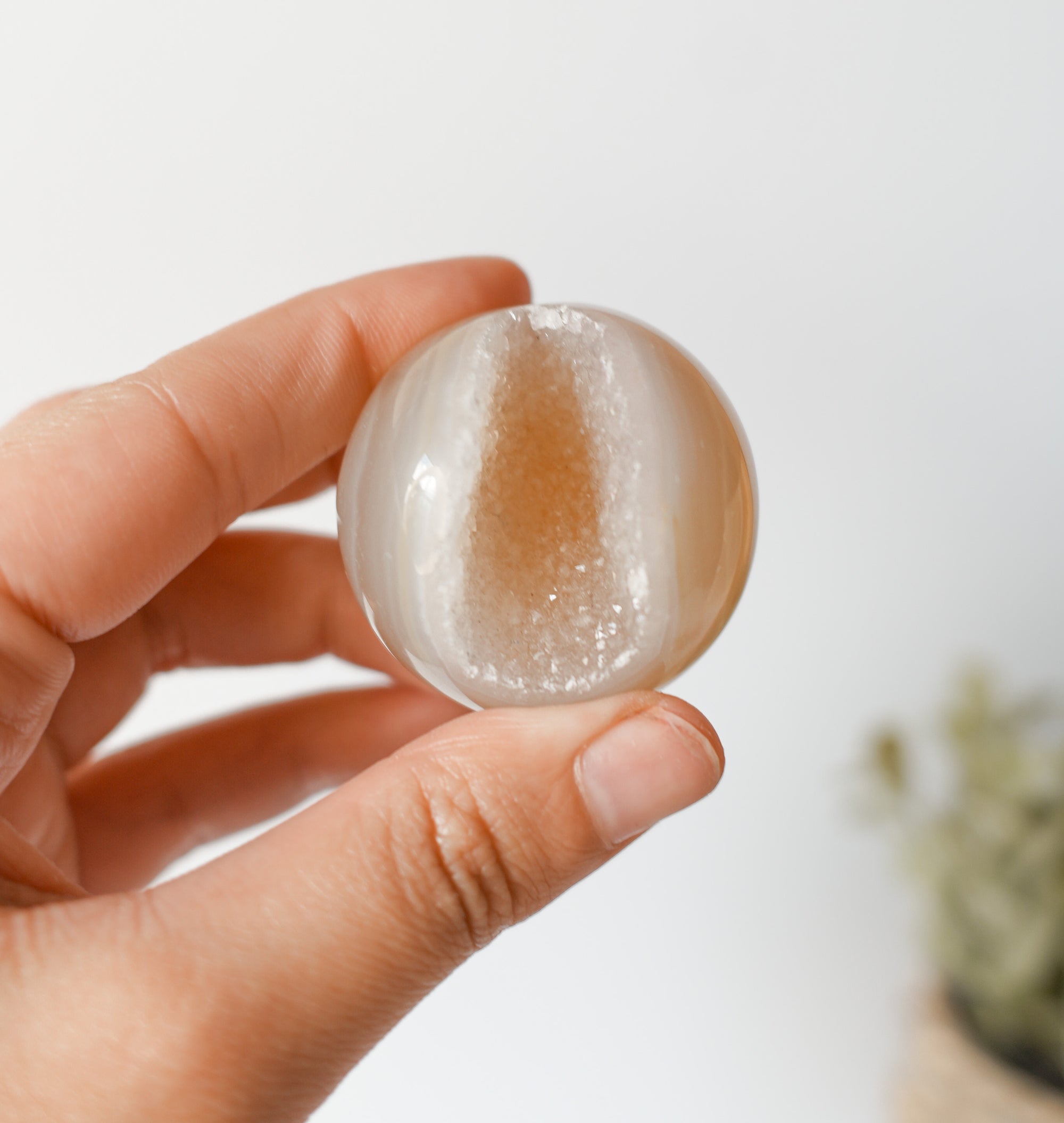 Esfera de Ágata con Drusa – Equilibrio, Protección y Belleza Natural