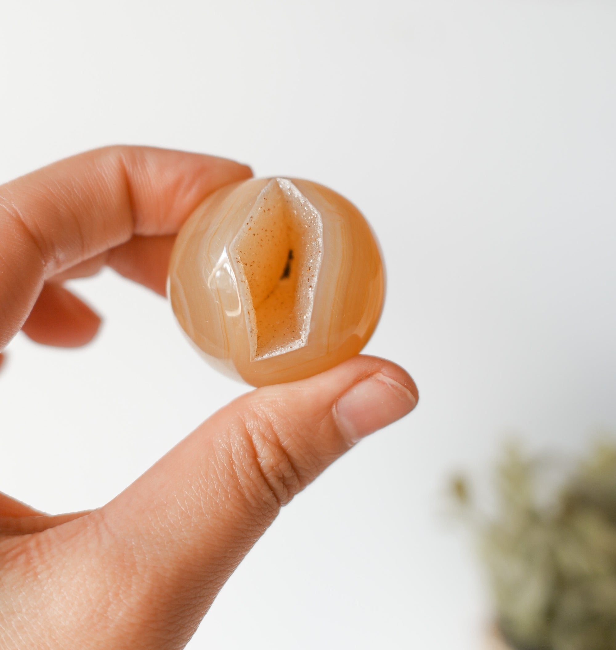 Esfera de Ágata con Drusa – Equilibrio, Protección y Belleza Natural