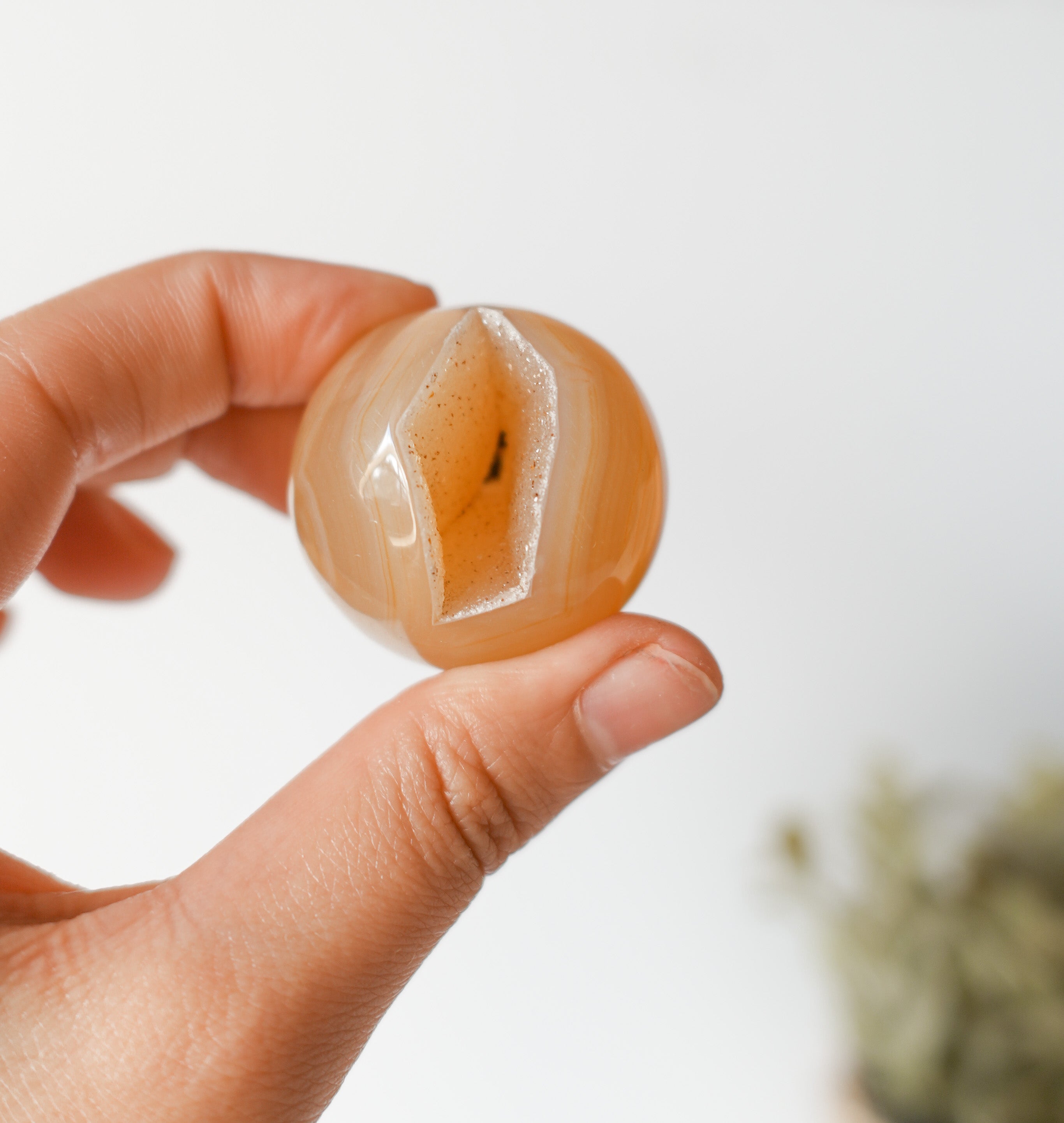 Esfera de Ágata con Drusa – Equilibrio, Protección y Belleza Natural