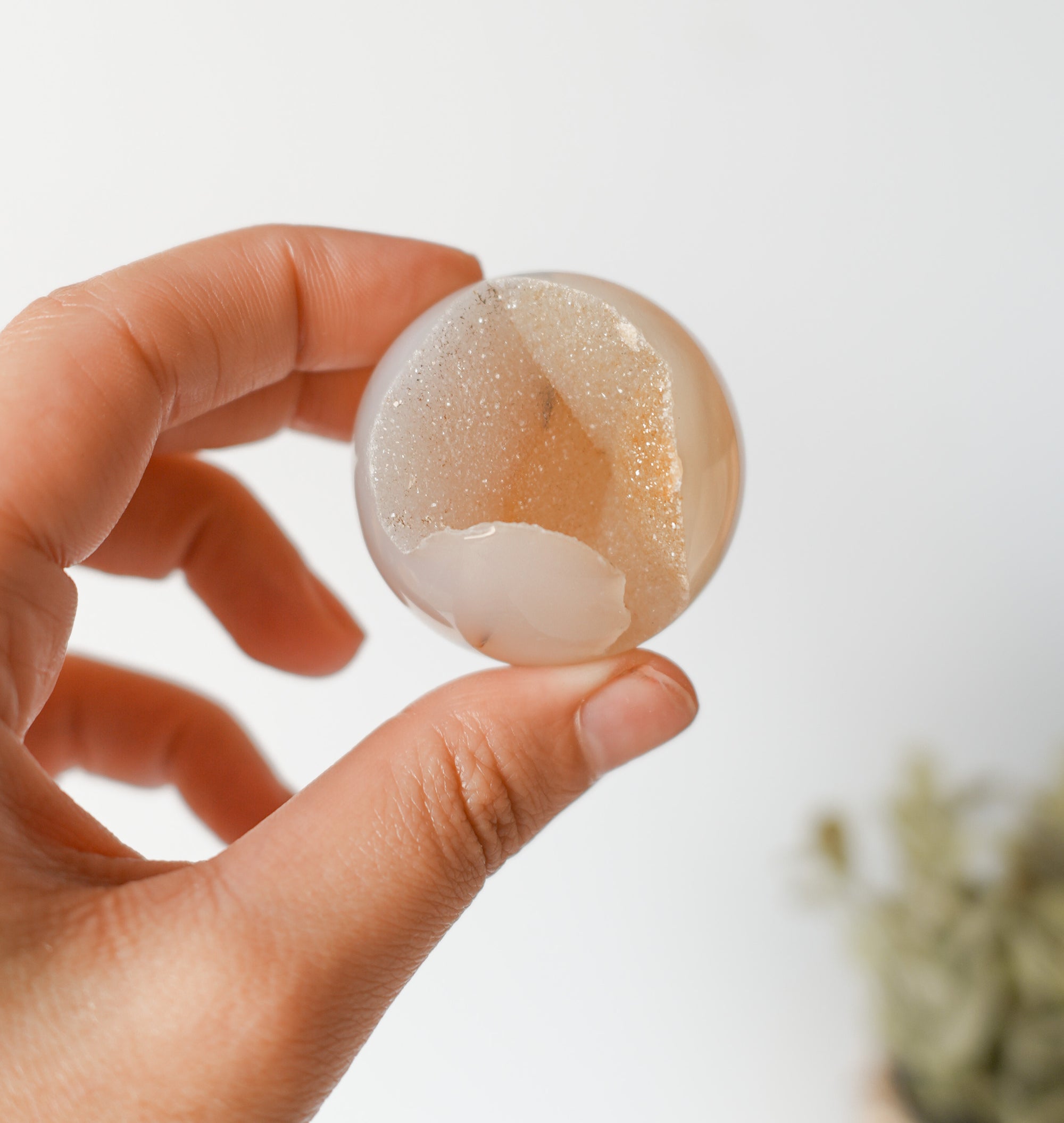 Esfera de Ágata con Drusa – Equilibrio, Protección y Belleza Natural