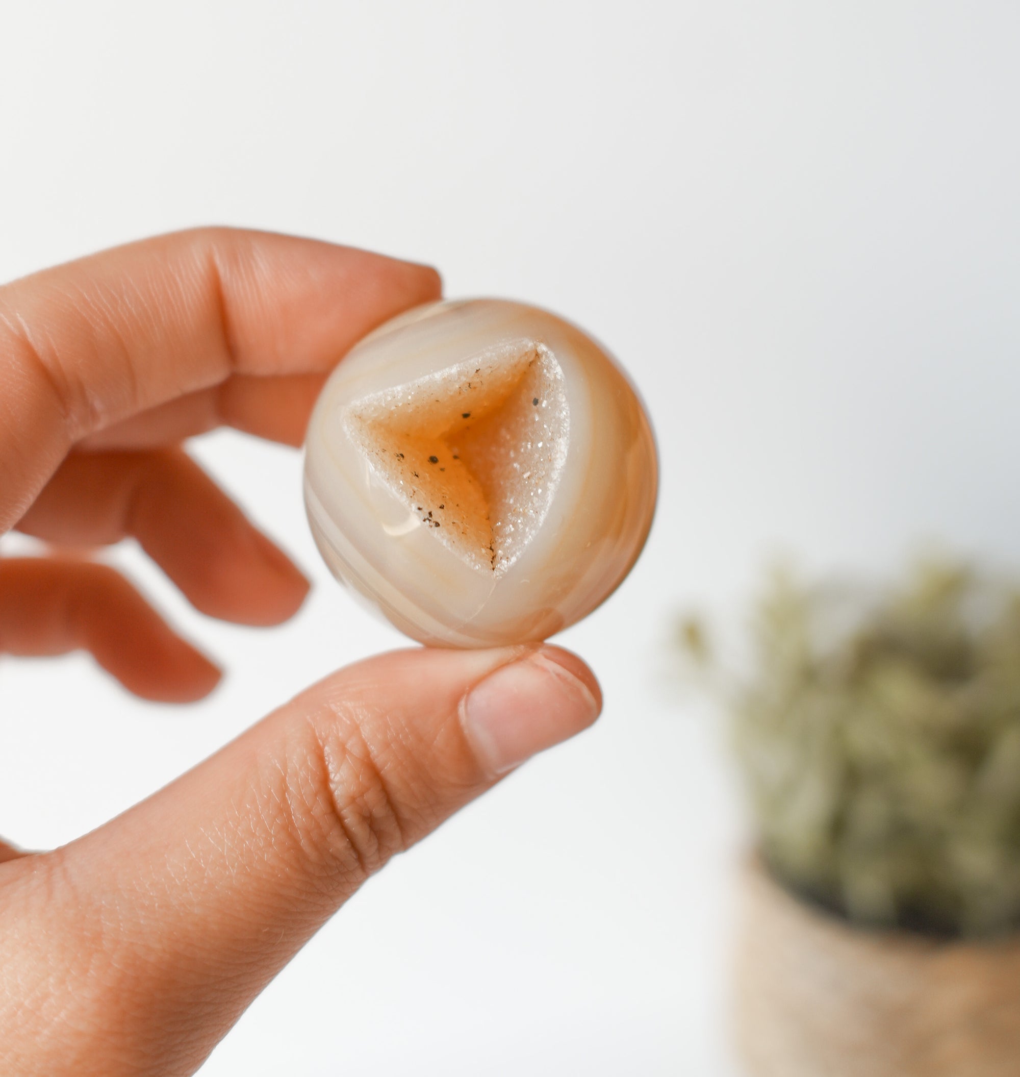 Esfera de Ágata con Drusa – Equilibrio, Protección y Belleza Natural