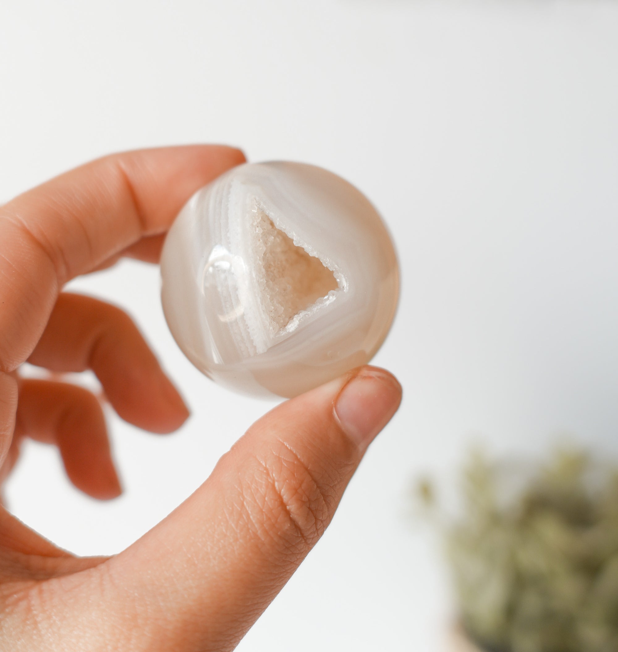 Esfera de Ágata con Drusa – Equilibrio, Protección y Belleza Natural