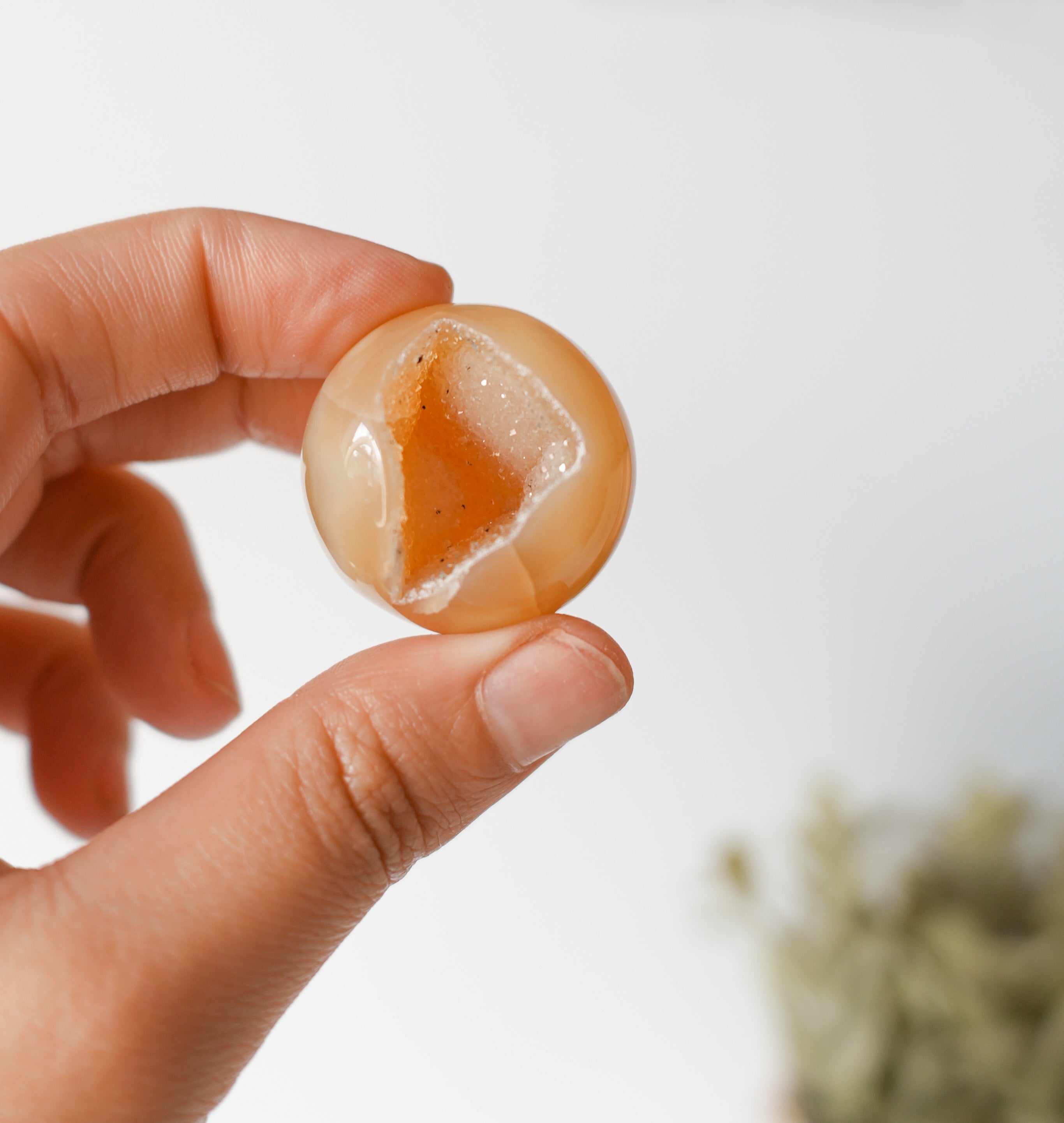 Esfera de Ágata con Drusa – Equilibrio, Protección y Belleza Natural