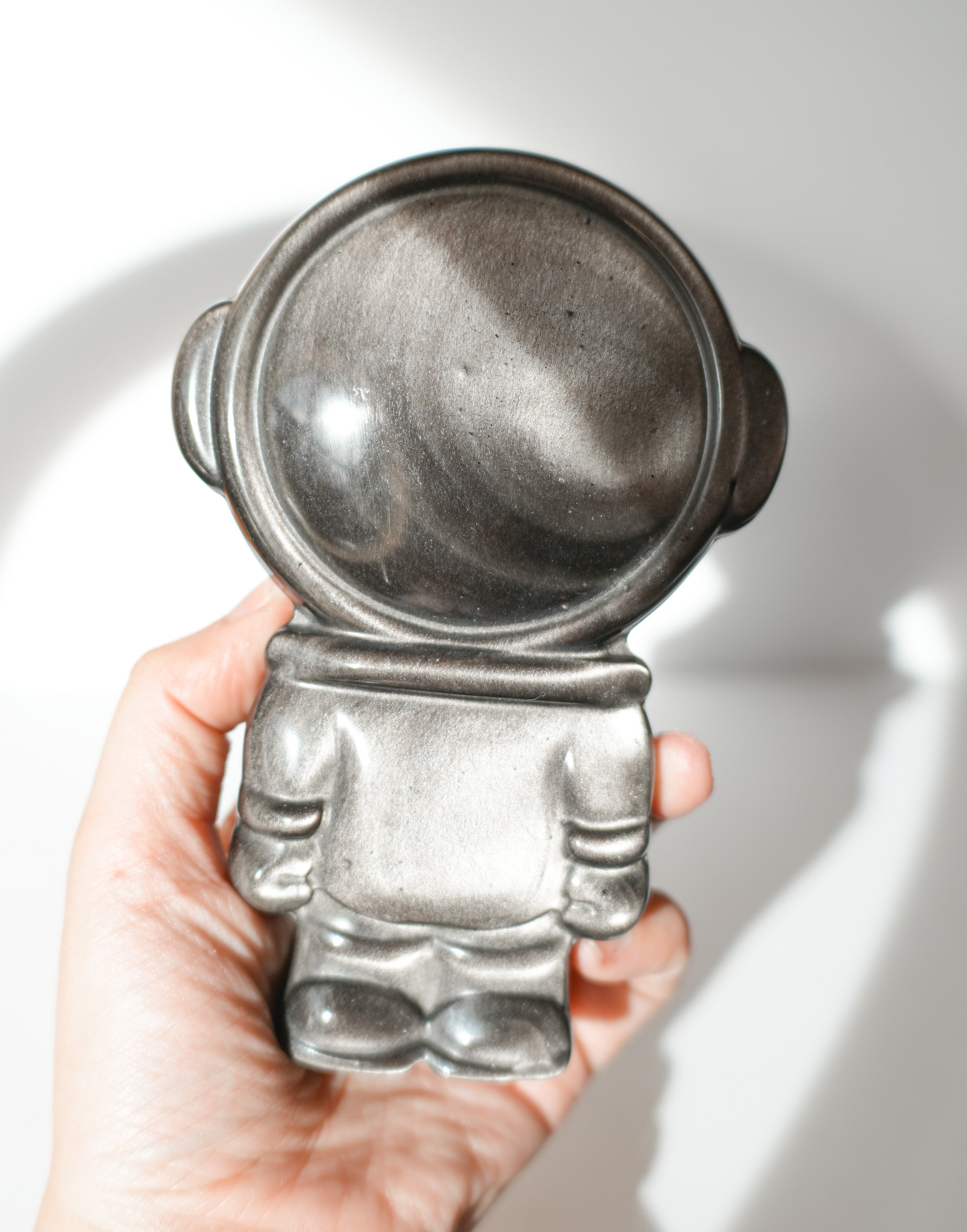 Astronauta de Obsidiana Plateada – Protección, Intuición y Sanación Interior