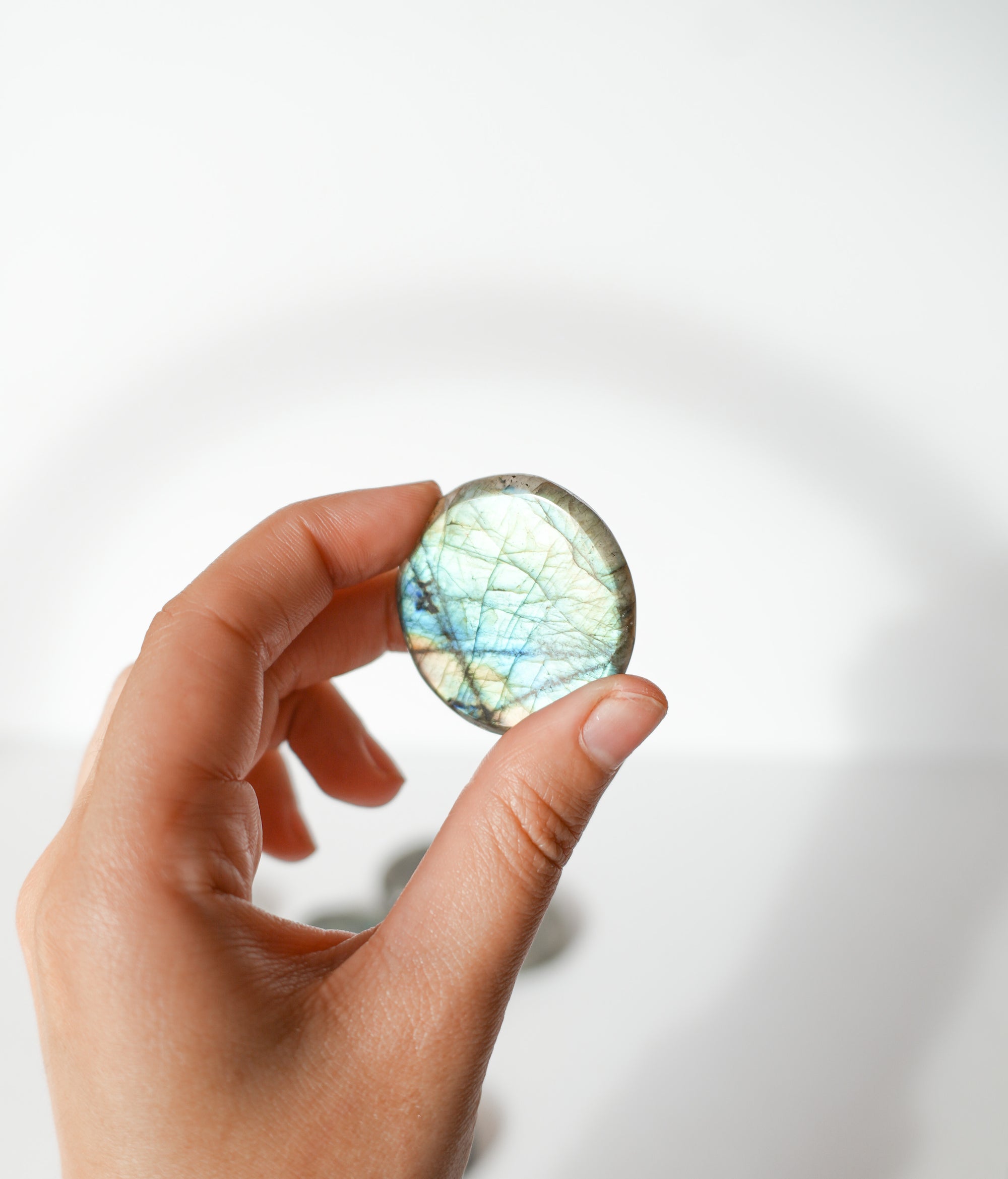 Rodado de Labradorita – Protección, Intuición y Energía Mágica