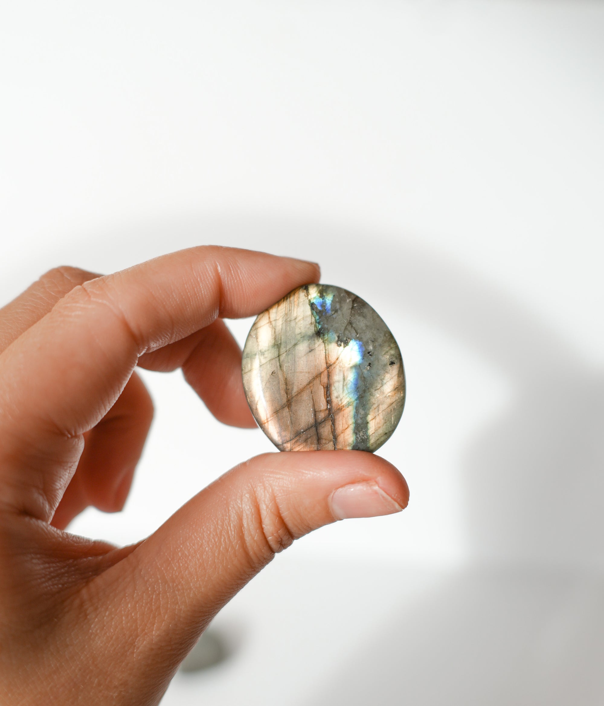 Rodado de Labradorita – Protección, Intuición y Energía Mágica